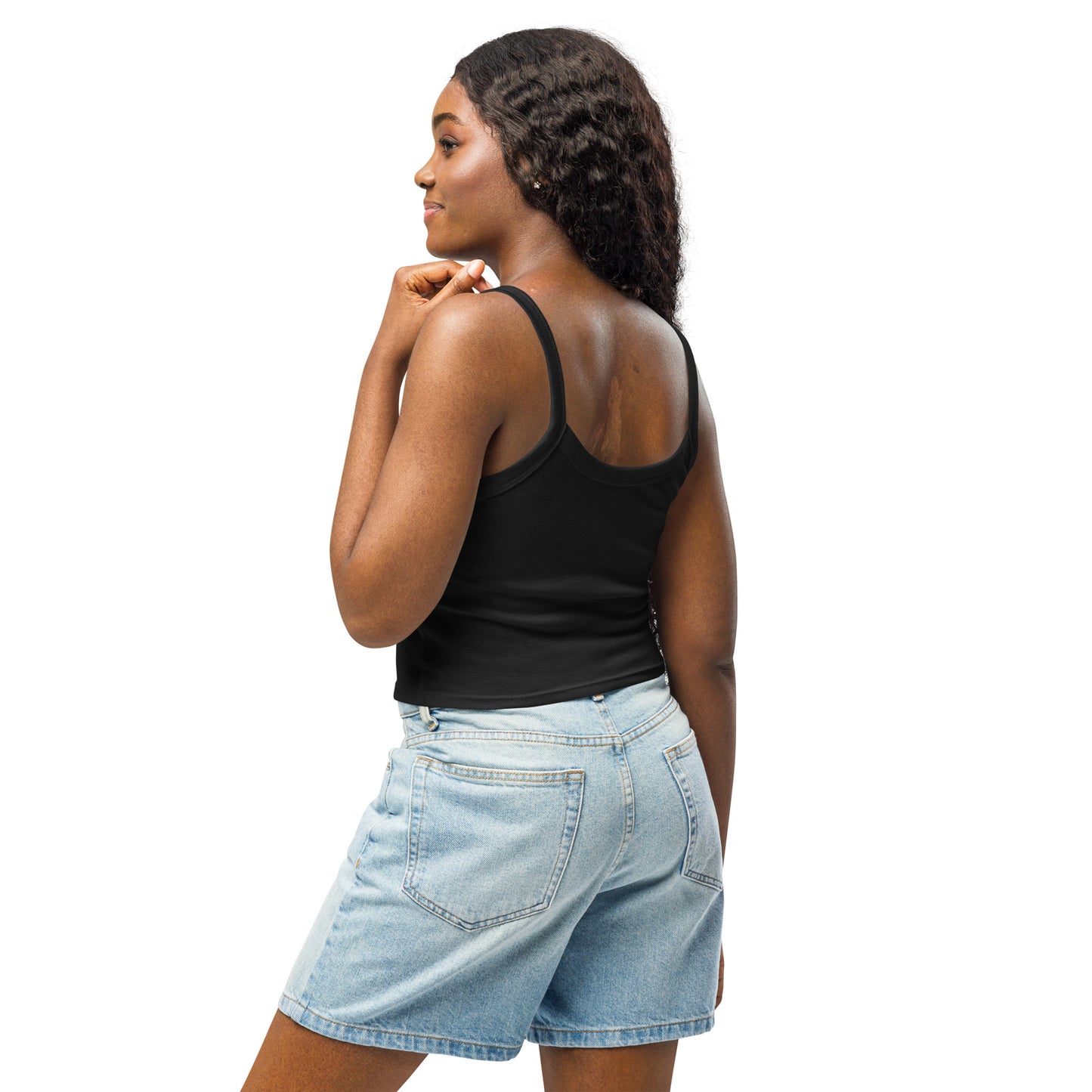 mujer mostrando un tank top de color negro de espaldas