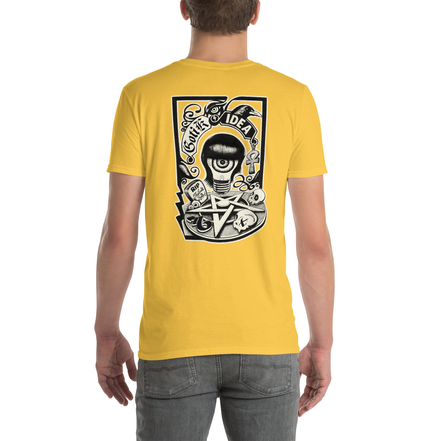 chico con camiseta color amarillo margarita con ilustración a la espalda de bombilla gótica con cuervo y símbolos oscuros y la frase gotik idea