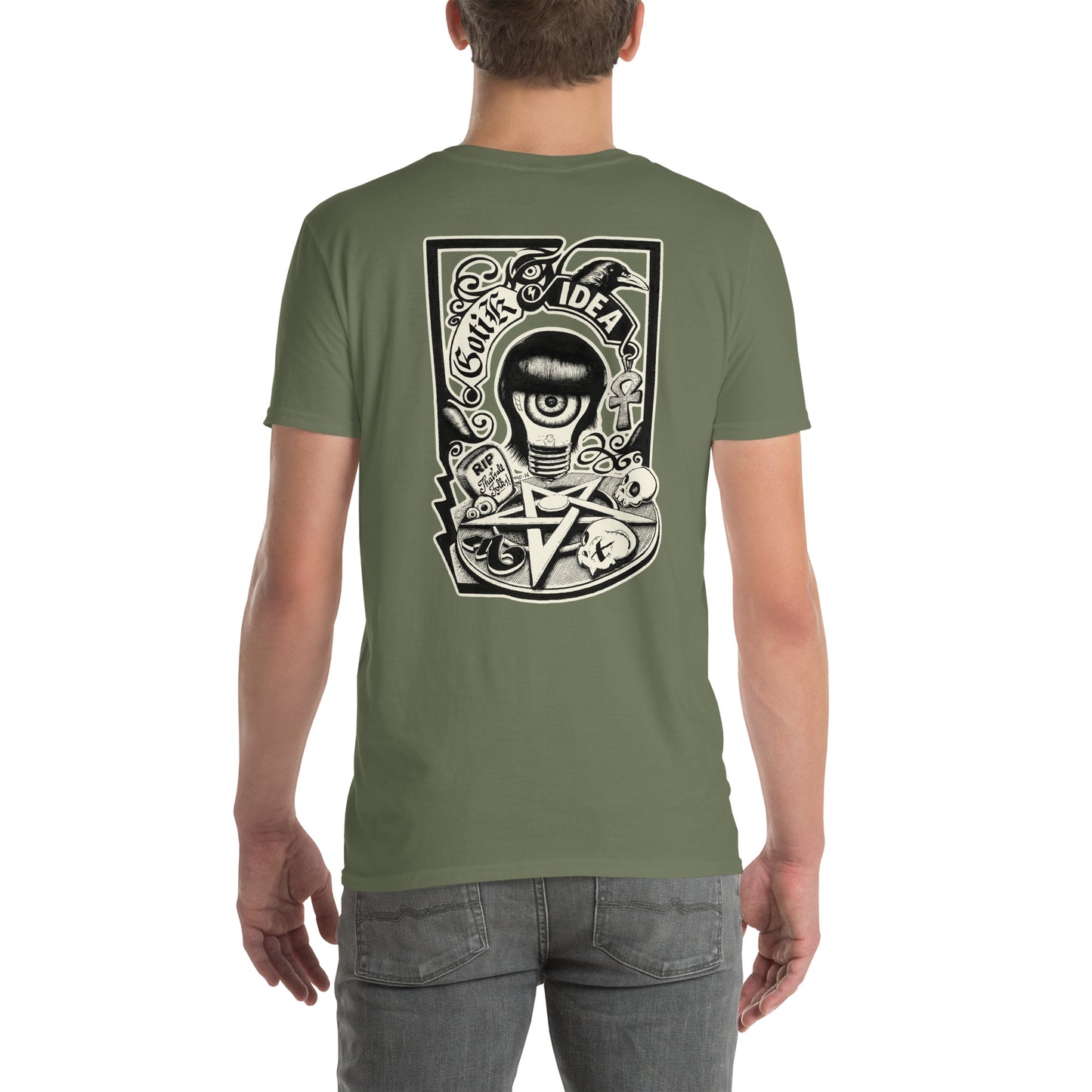 chico con camiseta color verde militar con ilustración a la espalda de bombilla gótica con cuervo y símbolos oscuros y la frase gotik idea