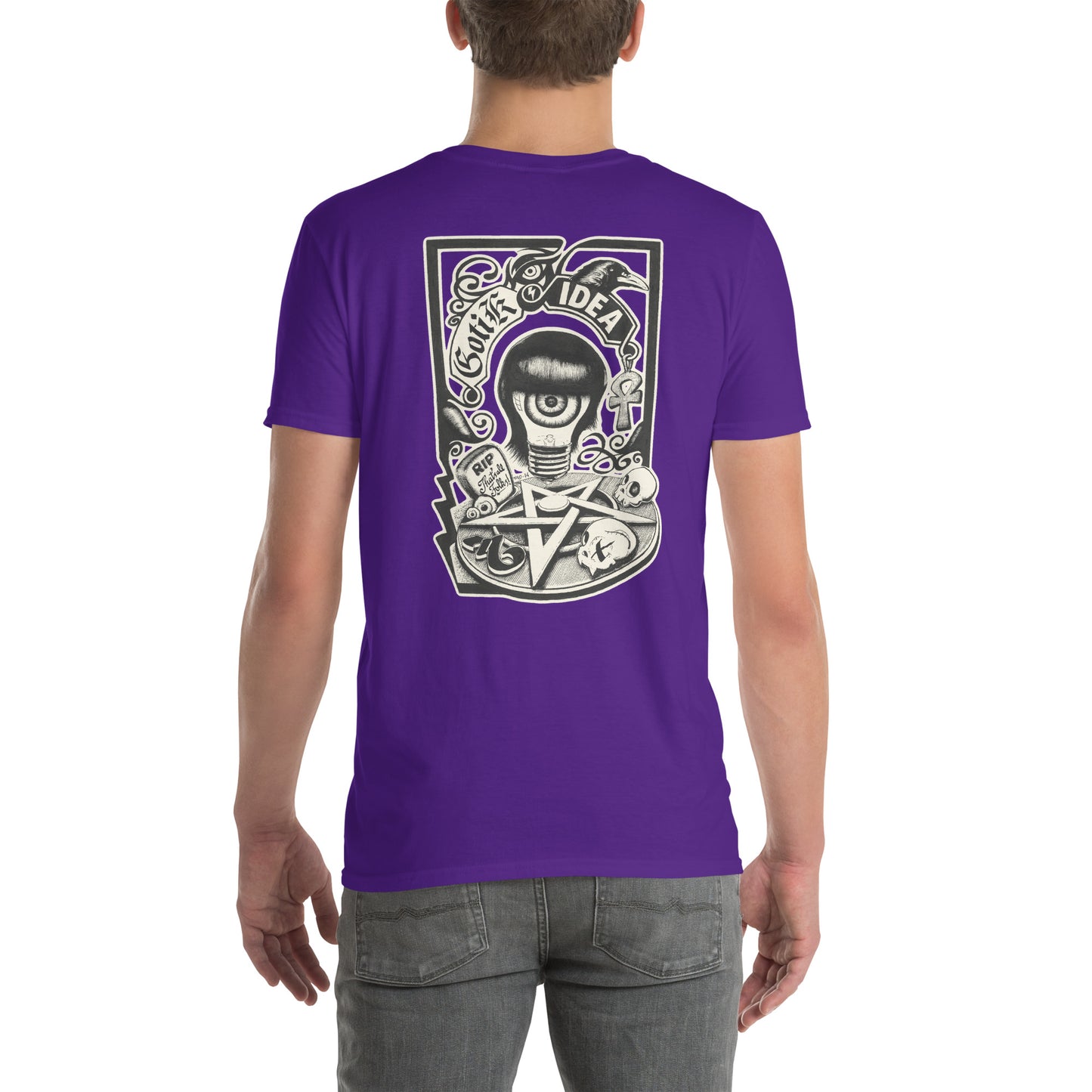 chico con camiseta color púrpura con ilustración a la espalda de bombilla gótica con cuervo y símbolos oscuros y la frase gotik idea