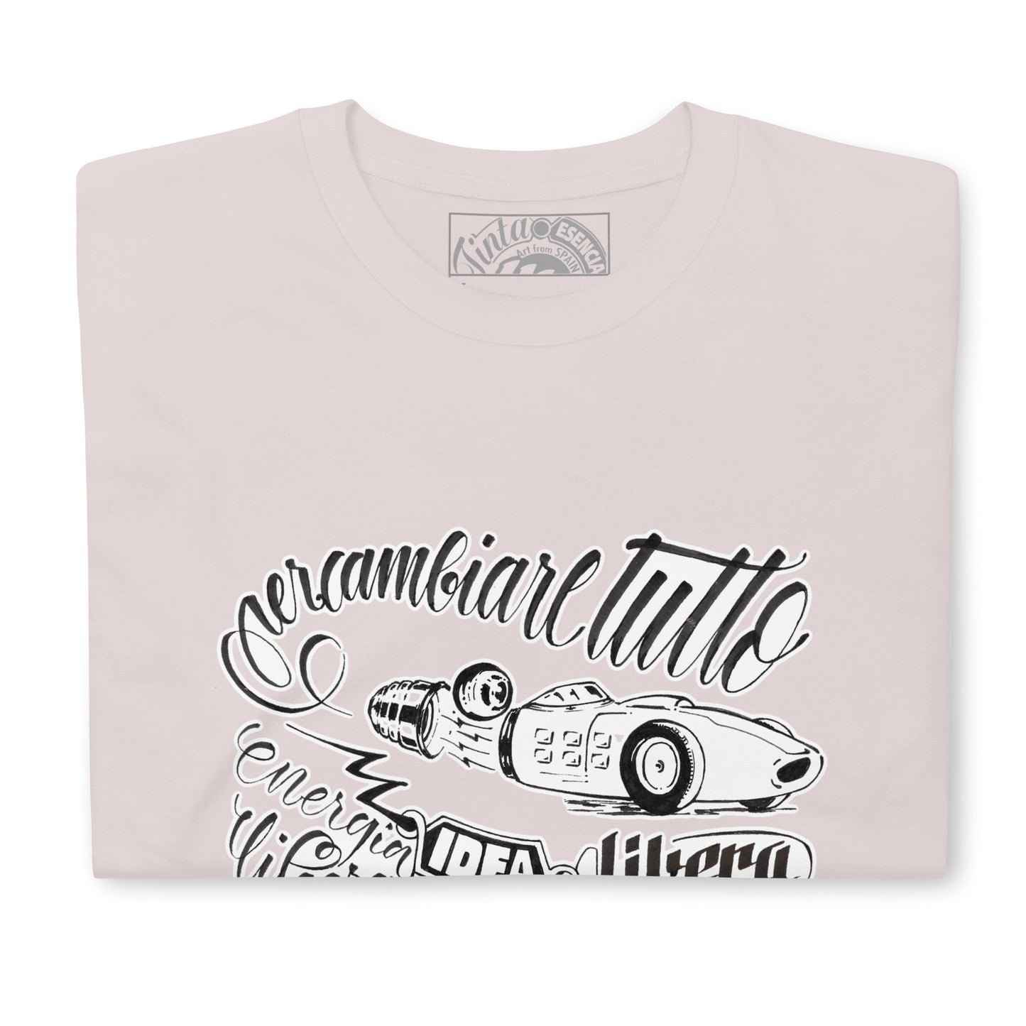 camiseta color rosa pálido de algodón con ilustración a tinta de miguelguerrero que representa una bombilla con forma de coche de carreras antiguo, con el texto caligráfico 'idea libera per cambiare Tutto energia libera'