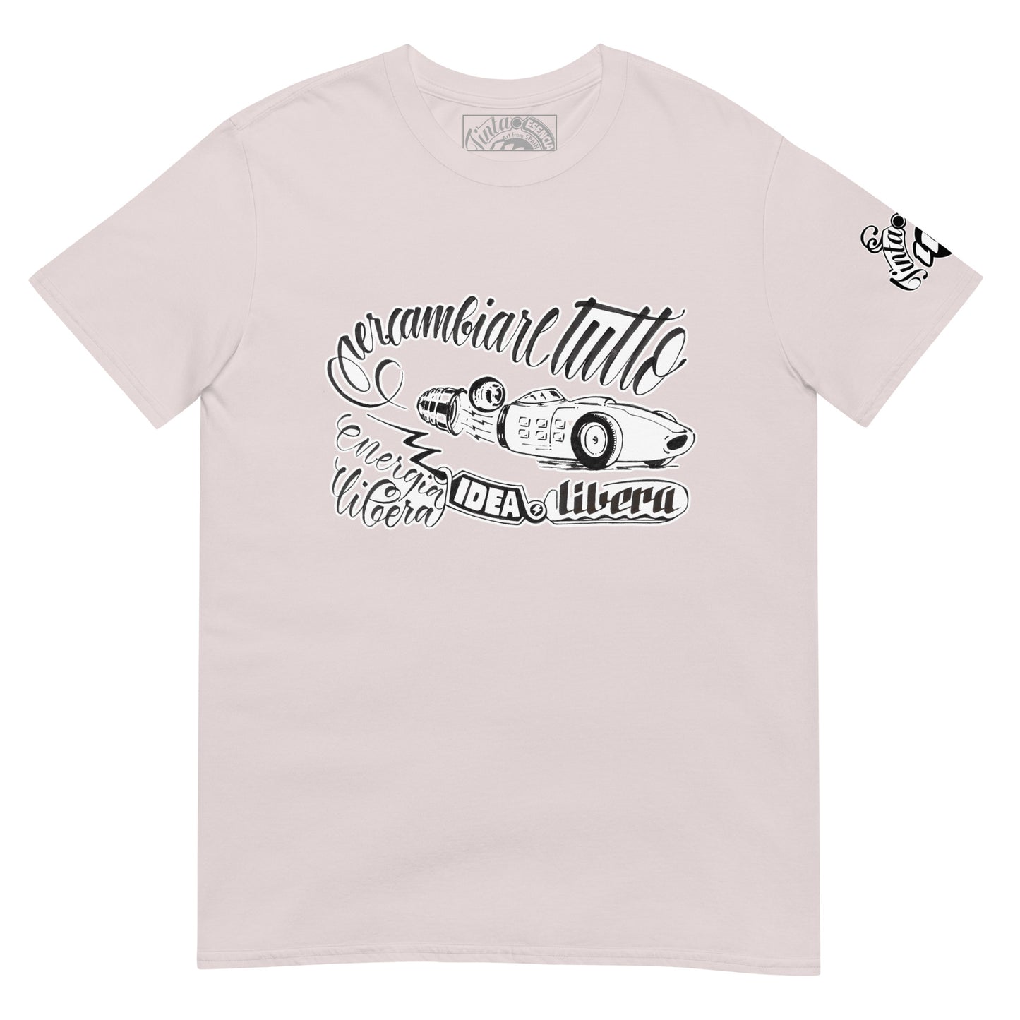 camiseta color rosa pálido de algodón con ilustración a tinta de miguelguerrero que representa una bombilla con forma de coche de carreras antiguo, con el texto caligráfico 'idea libera per cambiare Tutto energia libera'