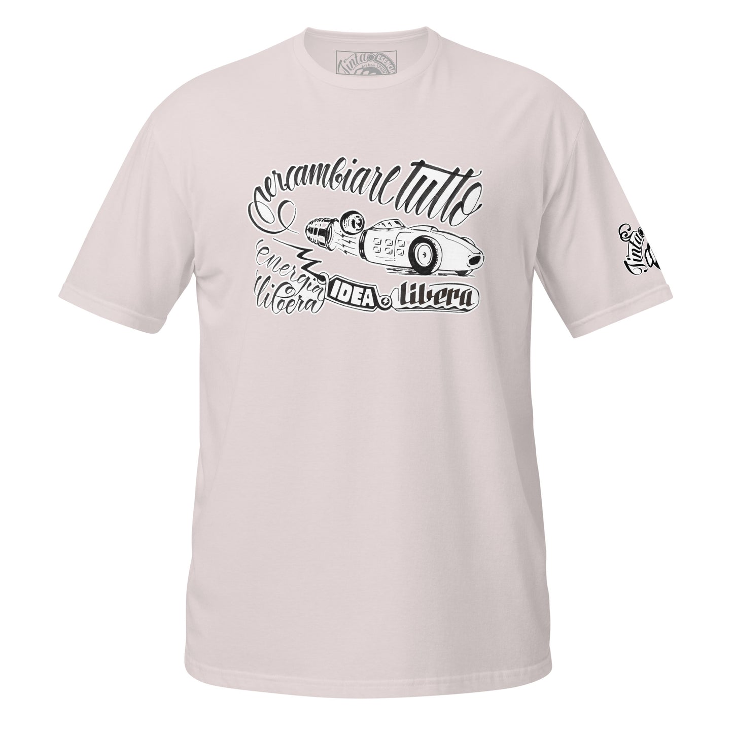camiseta color rosa pálido de algodón con ilustración a tinta de miguelguerrero que representa una bombilla con forma de coche de carreras antiguo, con el texto caligráfico 'idea libera per cambiare Tutto energia libera'