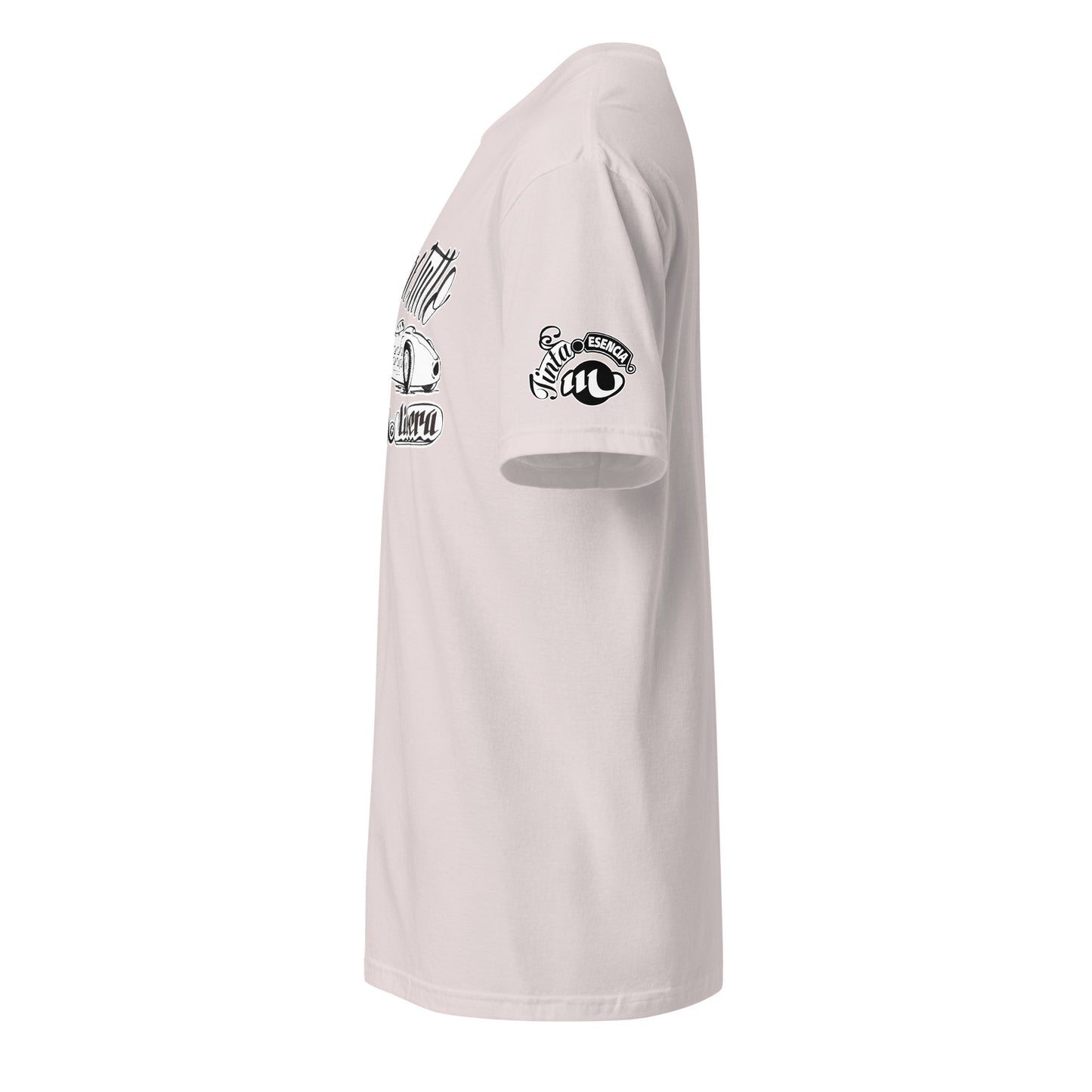 camiseta color rosa pálido de algodón con ilustración a tinta de miguelguerrero que representa una bombilla con forma de coche de carreras antiguo, con el texto caligráfico 'idea libera per cambiare Tutto energia libera'