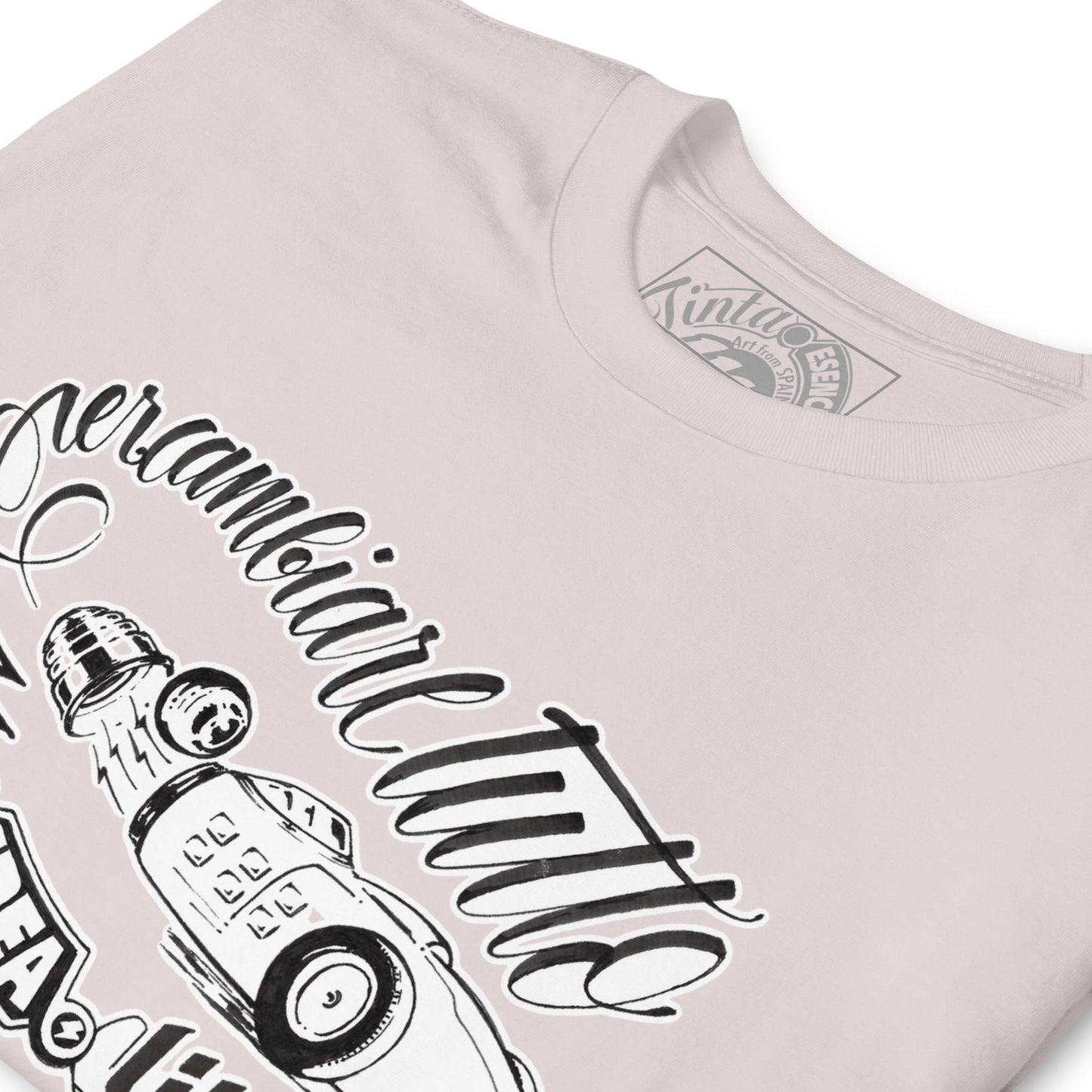 camiseta color rosa pálido de algodón con ilustración a tinta de miguelguerrero que representa una bombilla con forma de coche de carreras antiguo, con el texto caligráfico 'idea libera per cambiare Tutto energia libera'