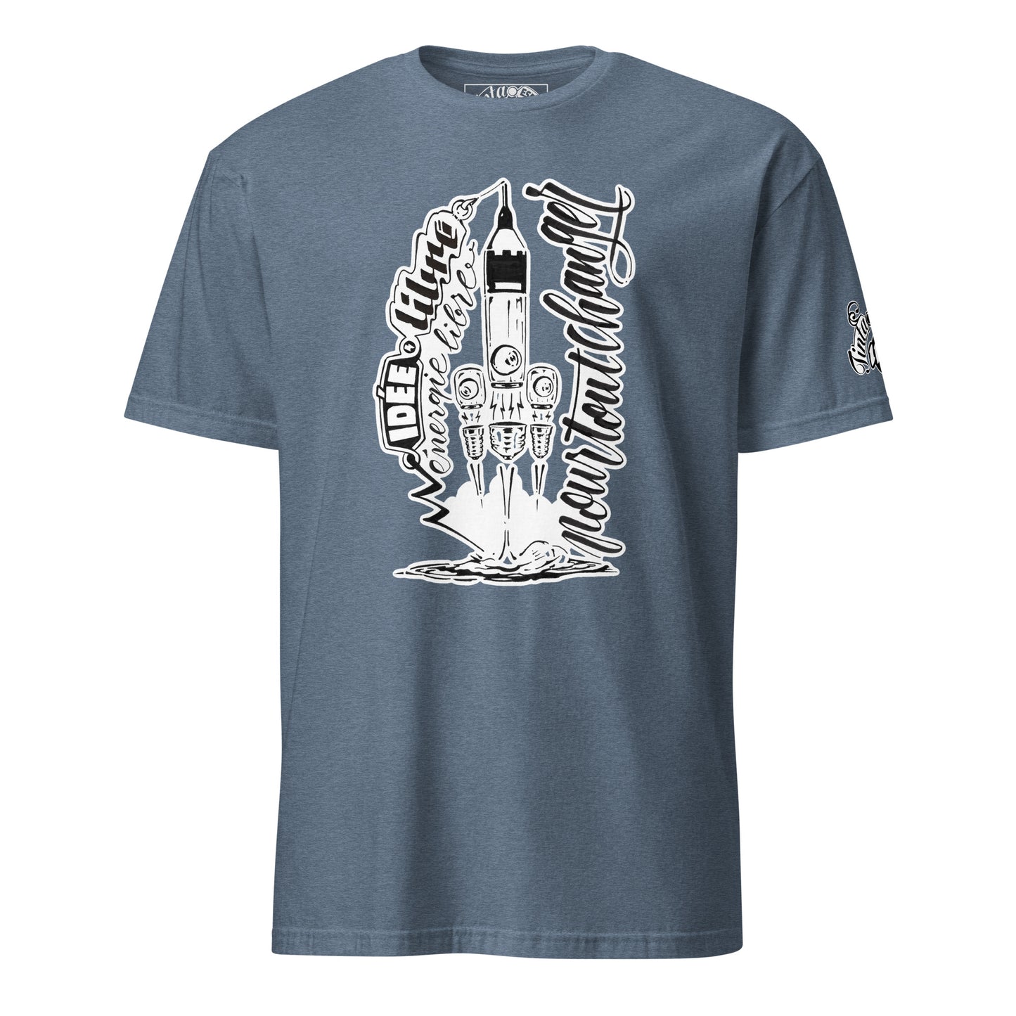 Bombillas cohete espacial con trazo caligráfico en el que se menciona la idea de energía libre para cambiarlo todo, la bombilla representa esta idea y esta impresa sobre una camiseta azul claro, el texto caligráfico manuscrito en francés 'idéenlas libre pour tout changer'