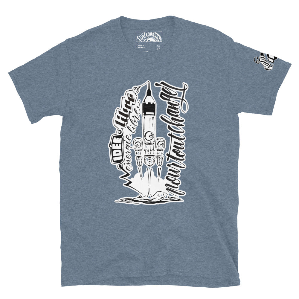 Bombillas cohete espacial con trazo caligráfico en el que se menciona la idea de energía libre para cambiarlo todo, la bombilla representa esta idea y esta impresa sobre una camiseta azul claro, el texto caligráfico manuscrito en francés 'idéenlas libre pour tout changer'