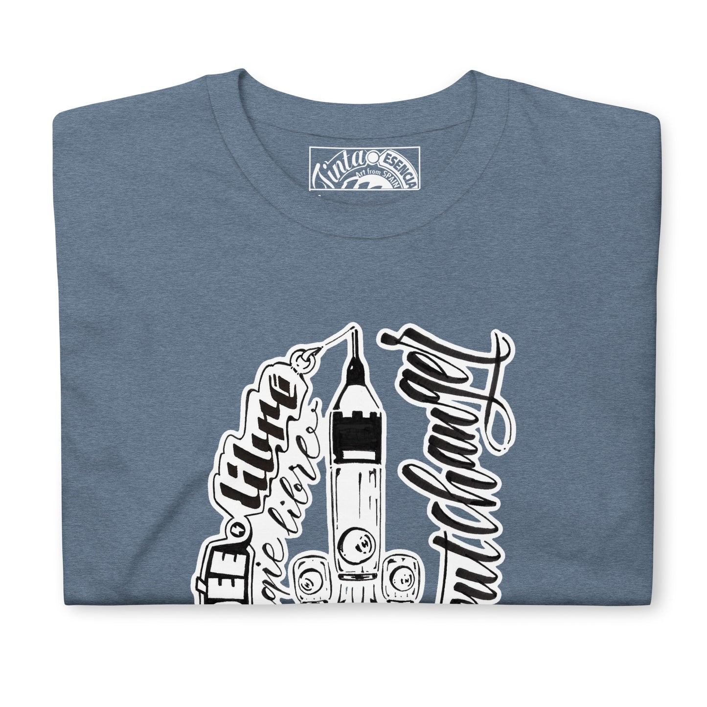Bombillas cohete espacial con trazo caligráfico en el que se menciona la idea de energía libre para cambiarlo todo, la bombilla representa esta idea y esta impresa sobre una camiseta azul claro, el texto caligráfico manuscrito en francés 'idéenlas libre pour tout changer'