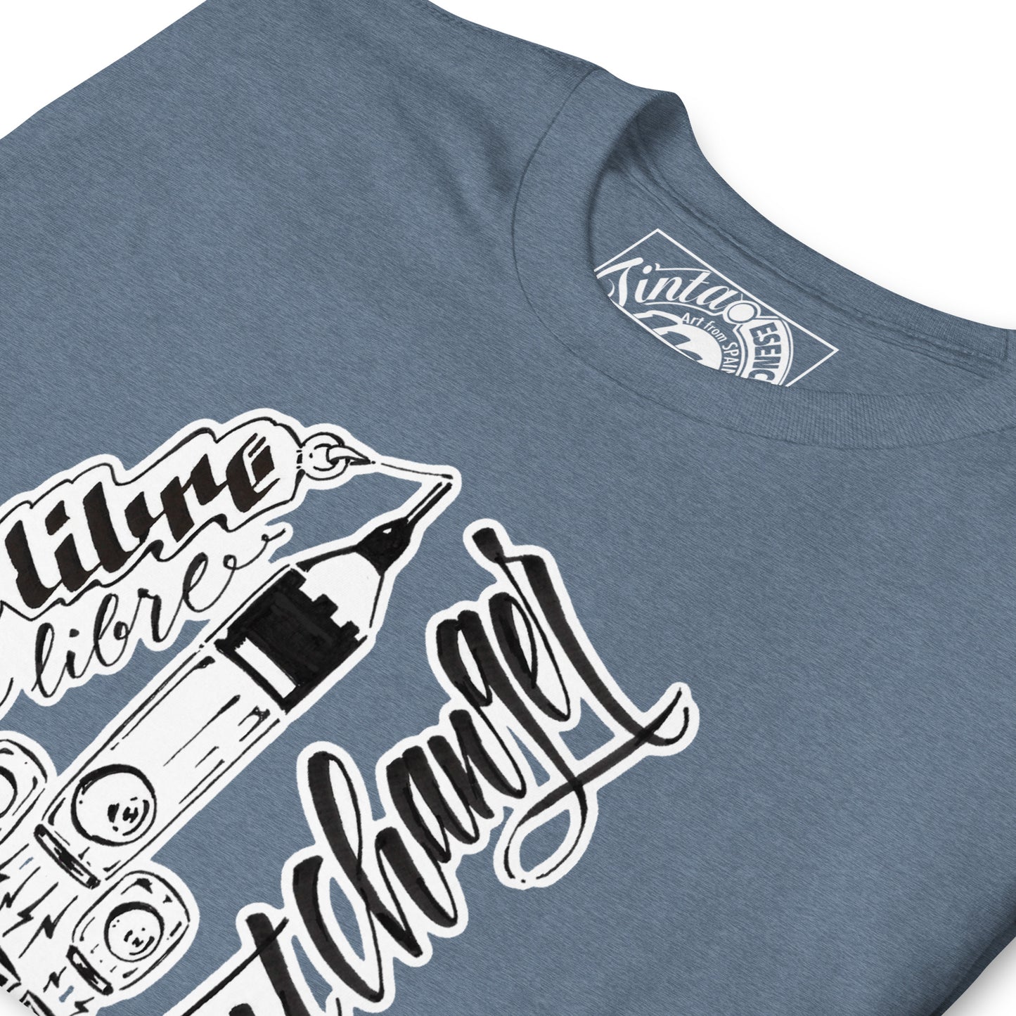 Bombillas cohete espacial con trazo caligráfico en el que se menciona la idea de energía libre para cambiarlo todo, la bombilla representa esta idea y esta impresa sobre una camiseta azul claro, el texto caligráfico manuscrito en francés 'idéenlas libre pour tout changer'