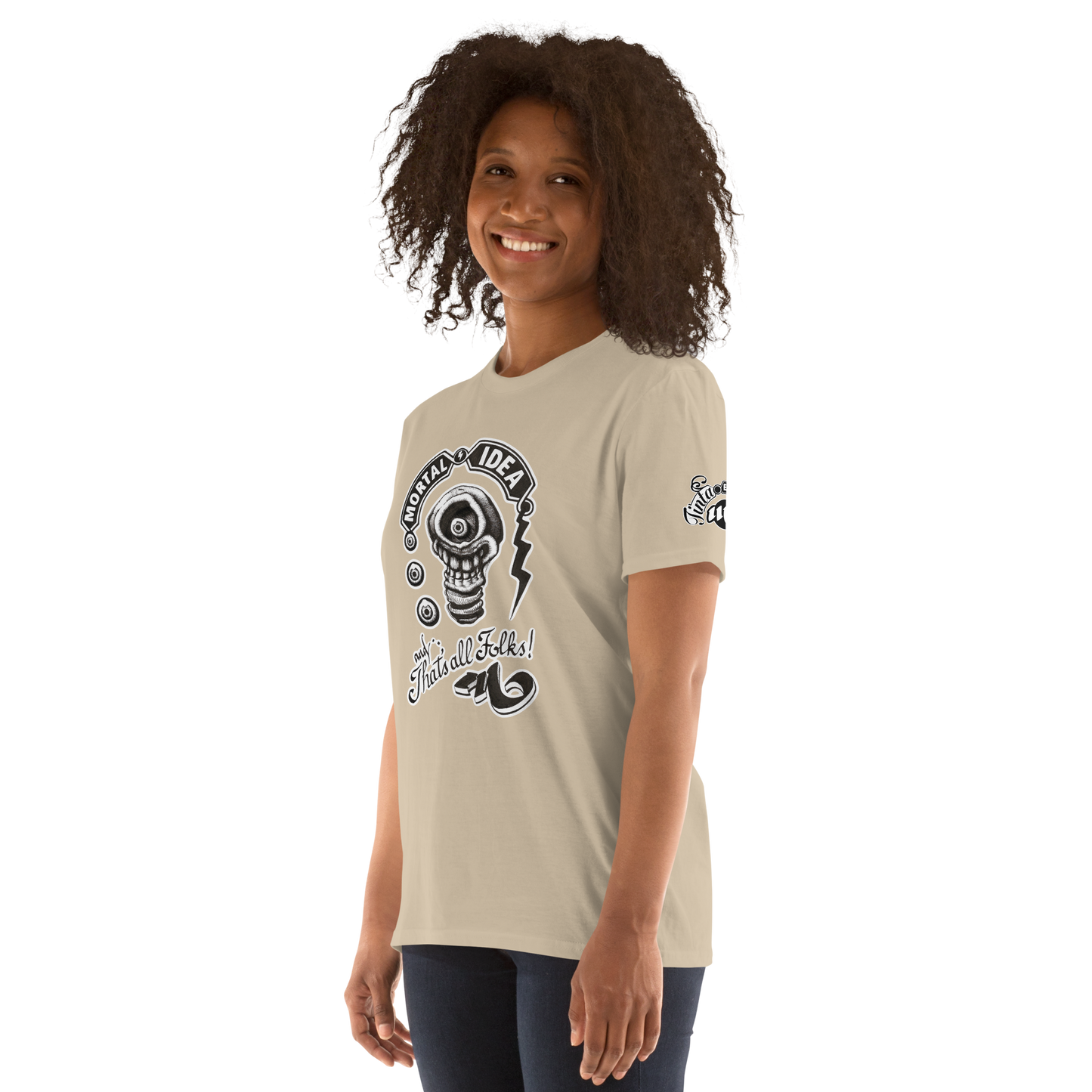 Ilustración de bombilla calavera con estética oscura en camiseta crema. Texto that's all folks en caligrafía antigua.