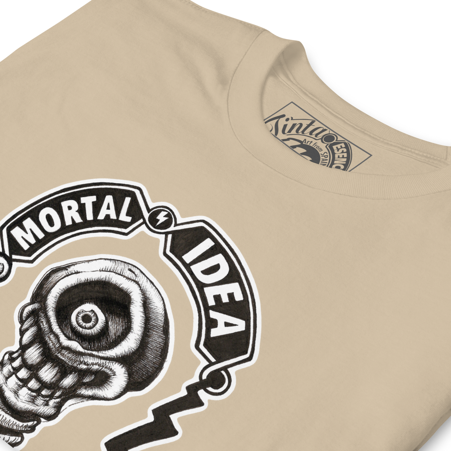 Ilustración de bombilla calavera con estética oscura en camiseta crema. Texto that's all folks en caligrafía antigua.