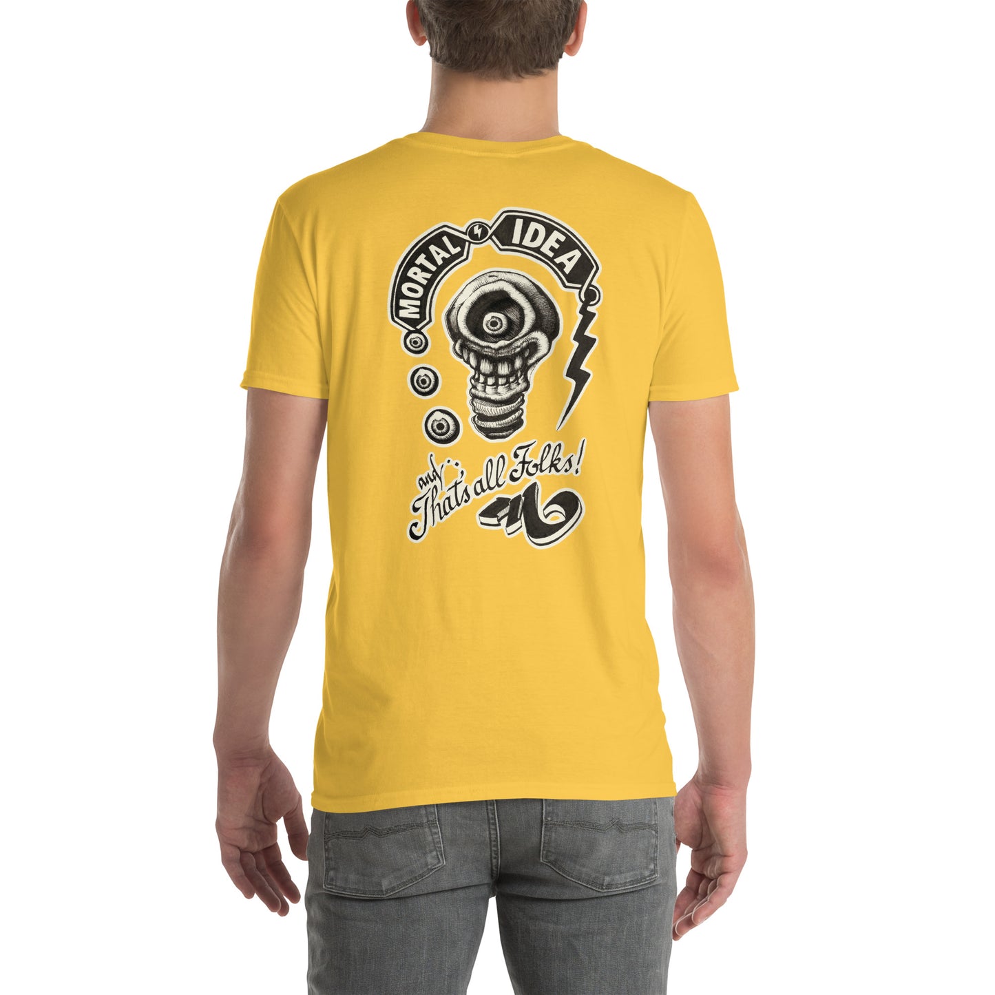 chico con camiseta color margarita con ilustración a la espalda de una calavera con forma de bombilla denominada mortal idea en la espalda y la frase that's all folks