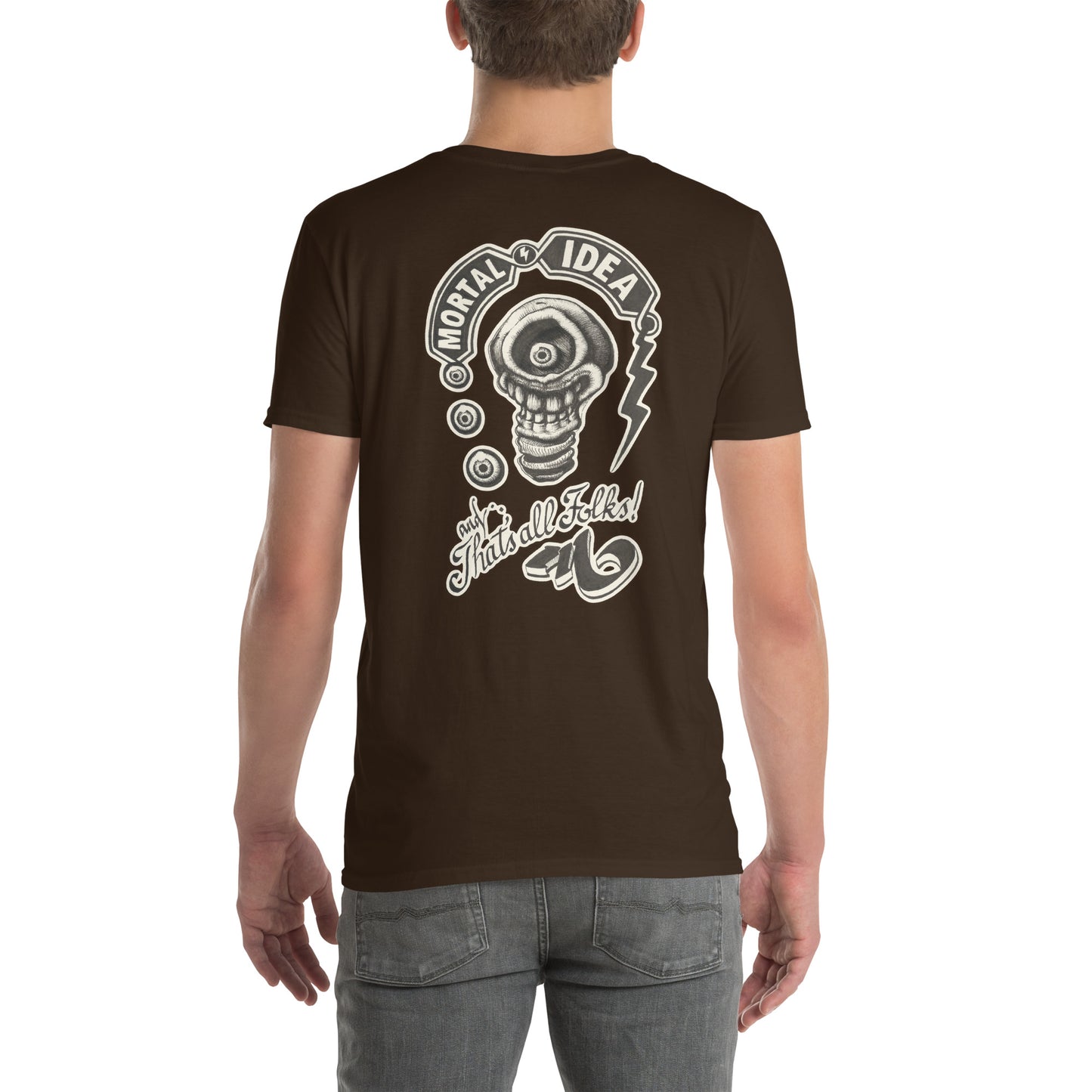 chico con camiseta color marrón con ilustración a la espalda de una calavera con forma de bombilla denominada mortal idea en la espalda y la frase that's all folks