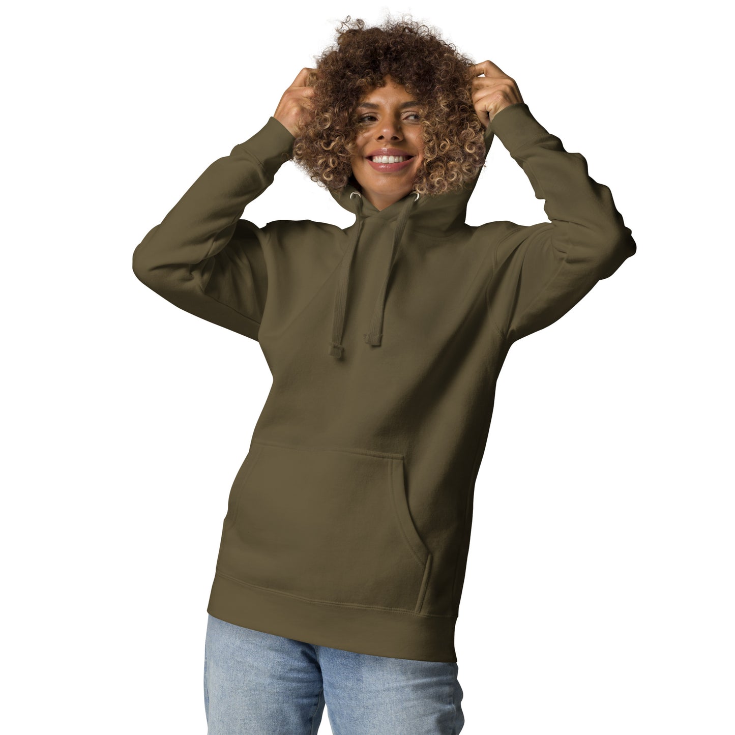 chica con sudadera con capucha verde oliva