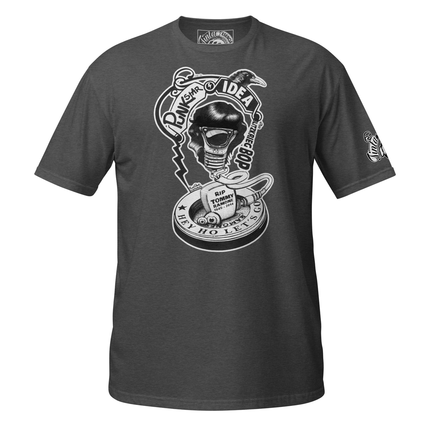camiseta gris oscuro con ilustración a tinta de bombilla punk con elementos estelares homenaje a tommy ramone y la inscripción blitzkrieg bop y hey ho let's go