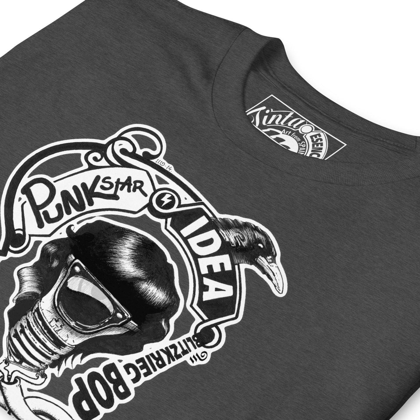 camiseta gris oscuro con ilustración a tinta de bombilla punk con elementos estelares homenaje a tommy ramone y la inscripción blitzkrieg bop y hey ho let's go