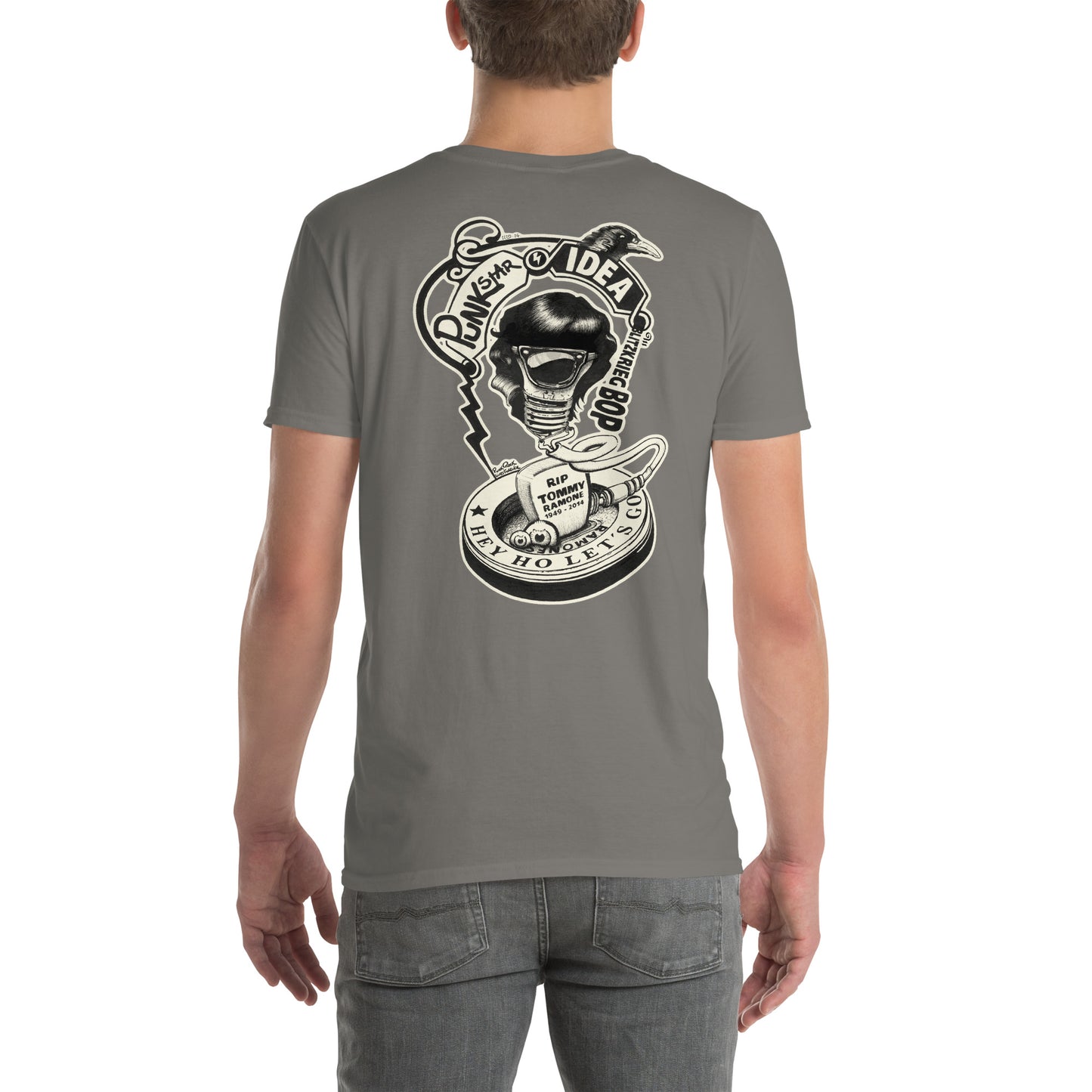 chico con camiseta color gris oscuro de espalda con ilustración de bombilla Tommy Ramone cuervo y las letras punk star idea y hey ho let's go en la espalda