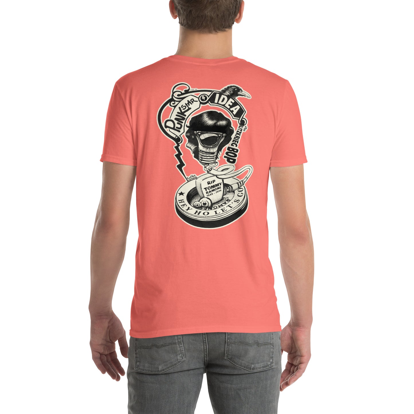 chico con camiseta color coral de espalda con ilustración de bombilla Tommy Ramone cuervo y las letras punk star idea y hey ho let's go en la espalda
