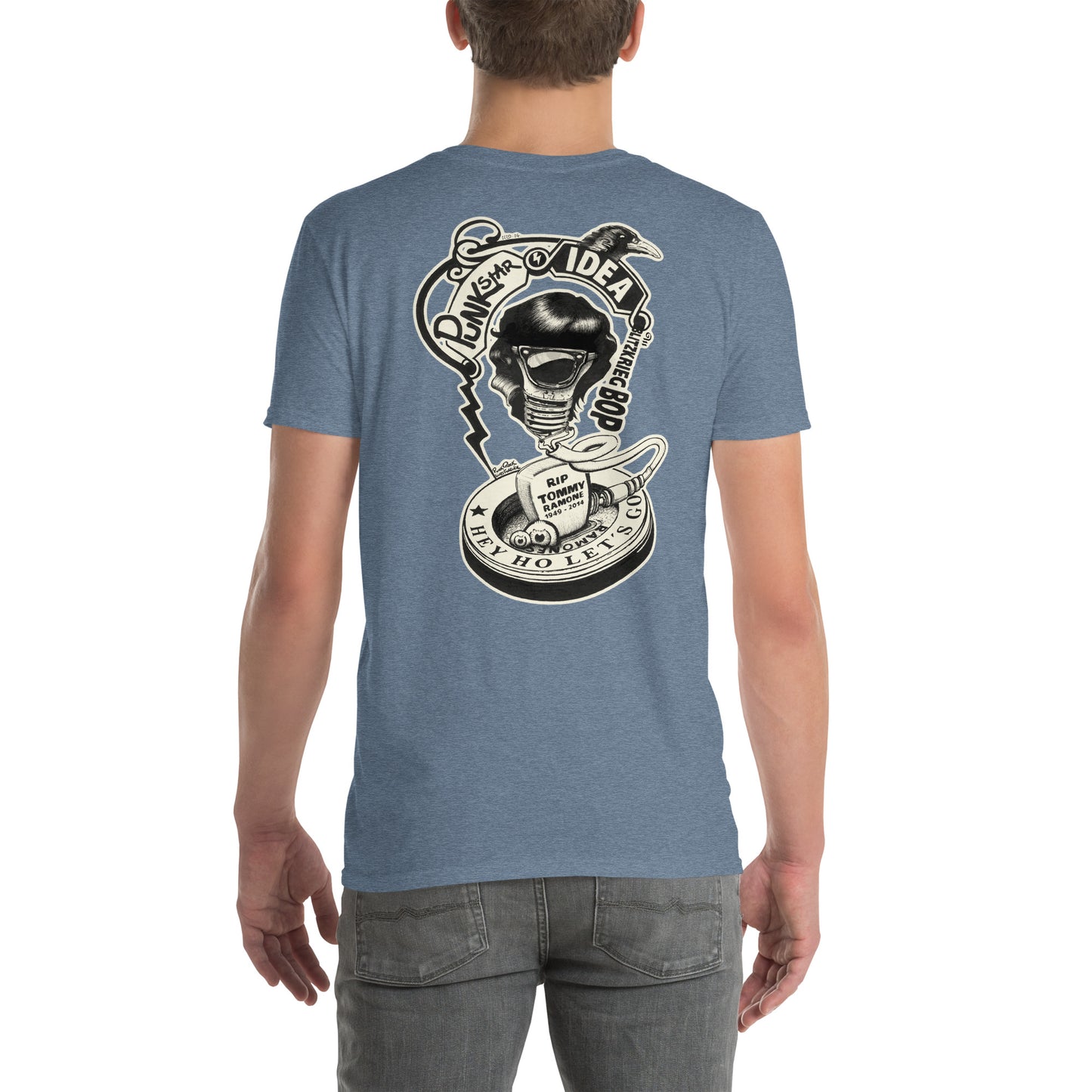 chico con camiseta color índigo de espalda con ilustración de bombilla Tommy Ramone cuervo y las letras punk star idea y hey ho let's go en la espalda
