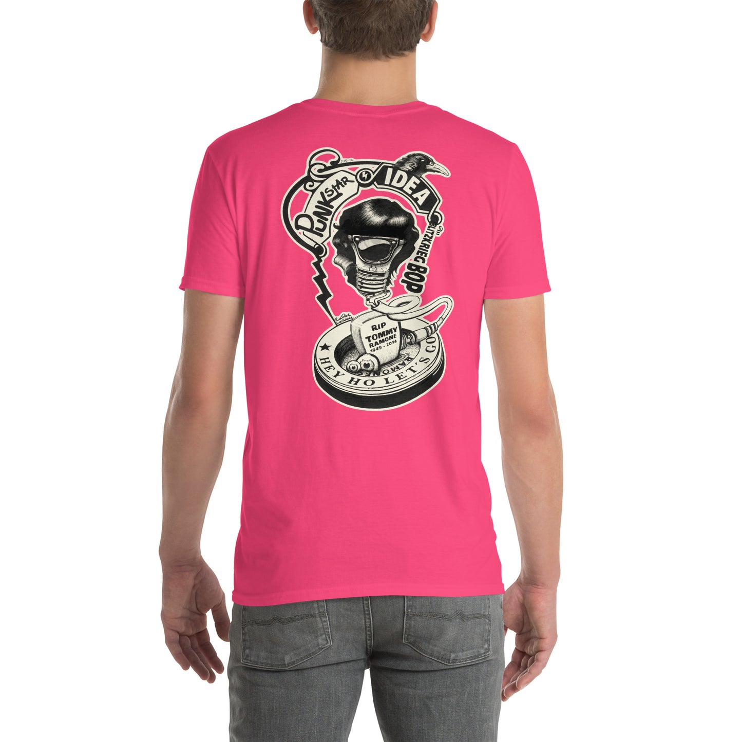 chico con camiseta color rosa heliconia de espalda con ilustración de bombilla Tommy Ramone cuervo y las letras punk star idea y hey ho let's go en la espalda