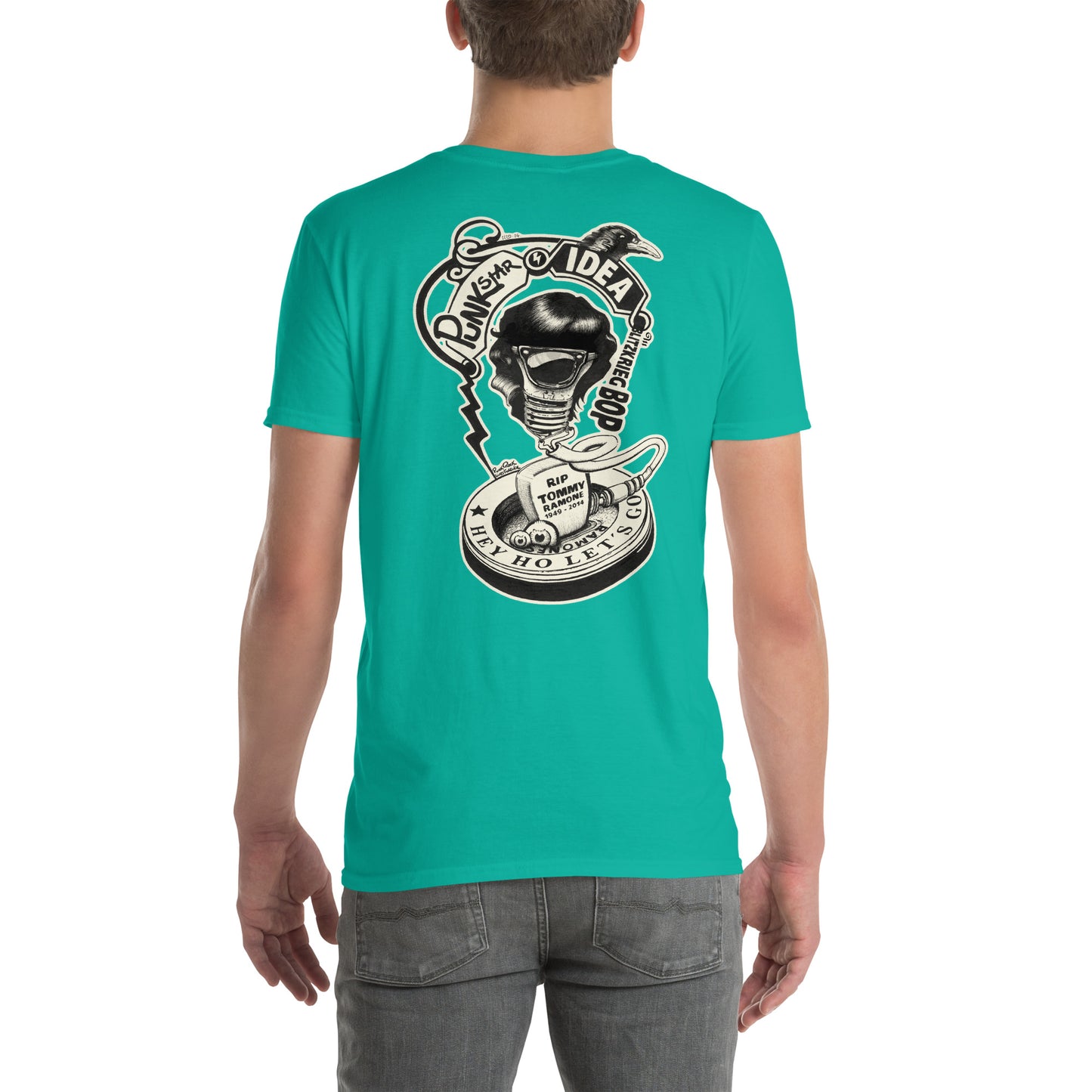 chico con camiseta color verde jade de espalda con ilustración de bombilla Tommy Ramone cuervo y las letras punk star idea y hey ho let's go en la espalda
