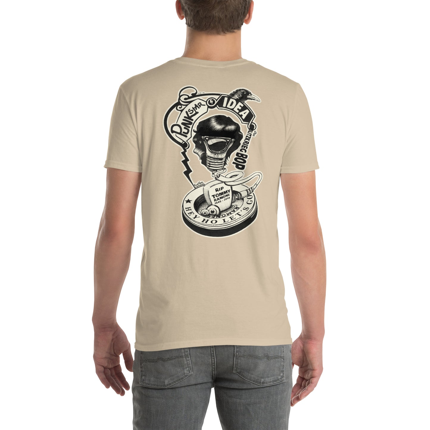 chico con camiseta color arena de espalda con ilustración de bombilla Tommy Ramone cuervo y las letras punk star idea y hey ho let's go en la espalda