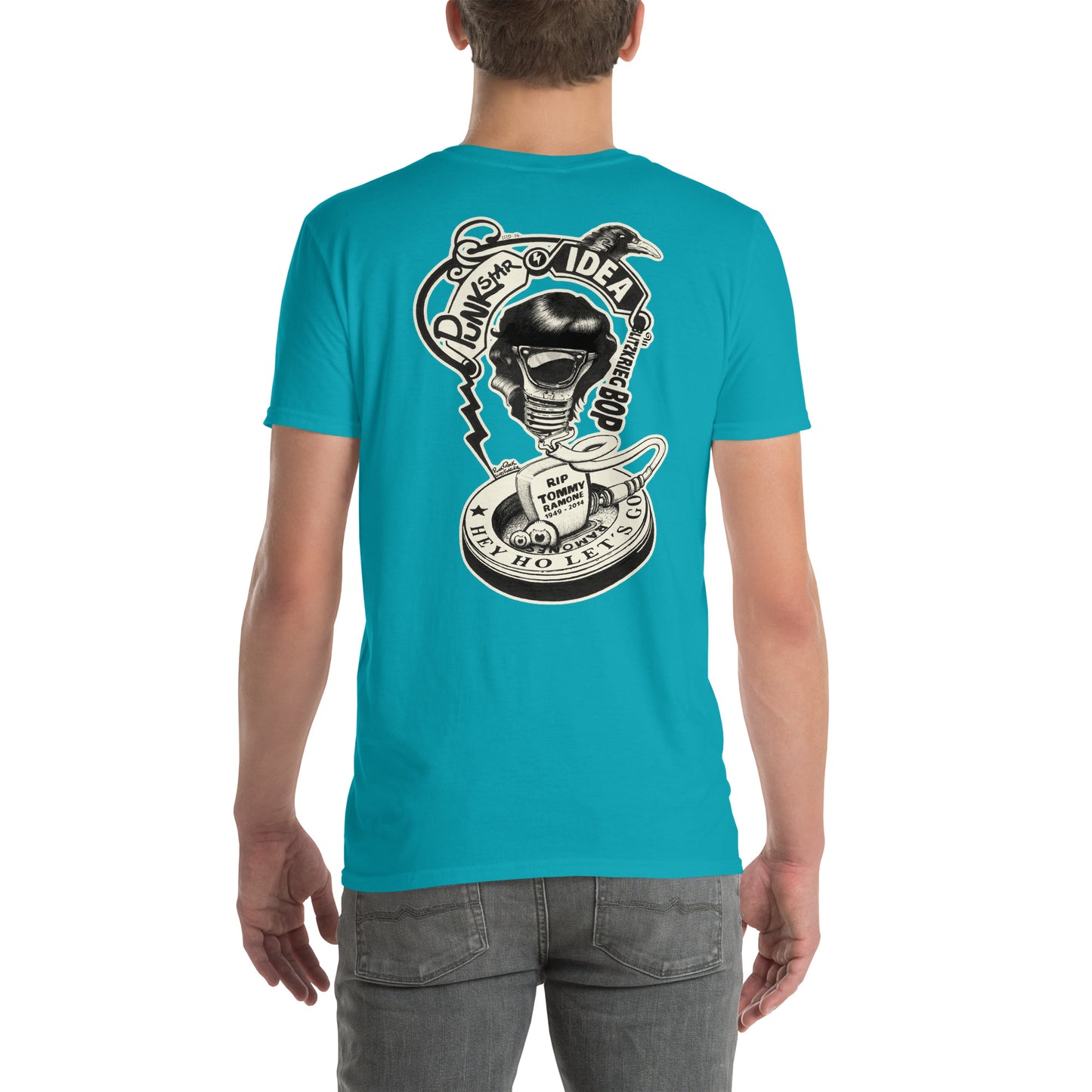 chico con camiseta color azul tropical de espalda con ilustración de bombilla Tommy Ramone cuervo y las letras punk star idea y hey ho let's go en la espalda