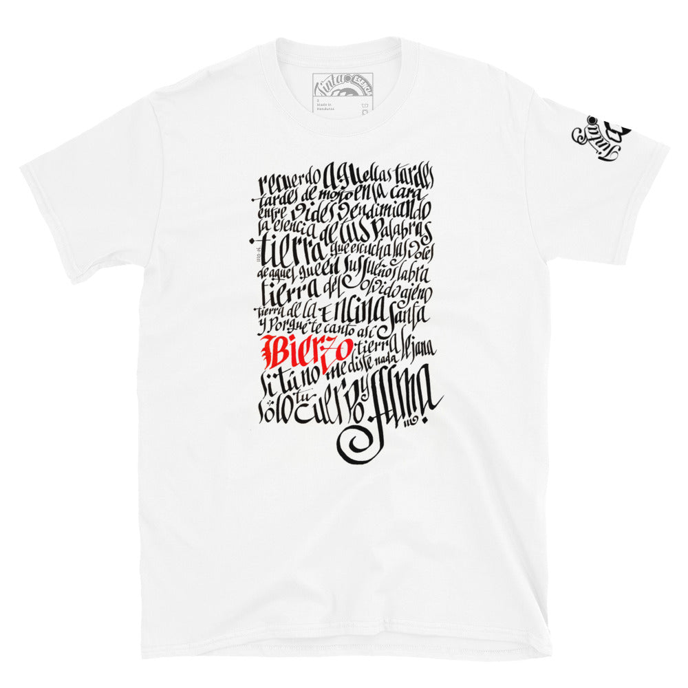 Letra de la canción de Miguel Guerrero : Bierzo tierra lejana. letras caligráficas, negras y palabra Bierzo en rojo, ilustradas en camiseta blanca de algodón.