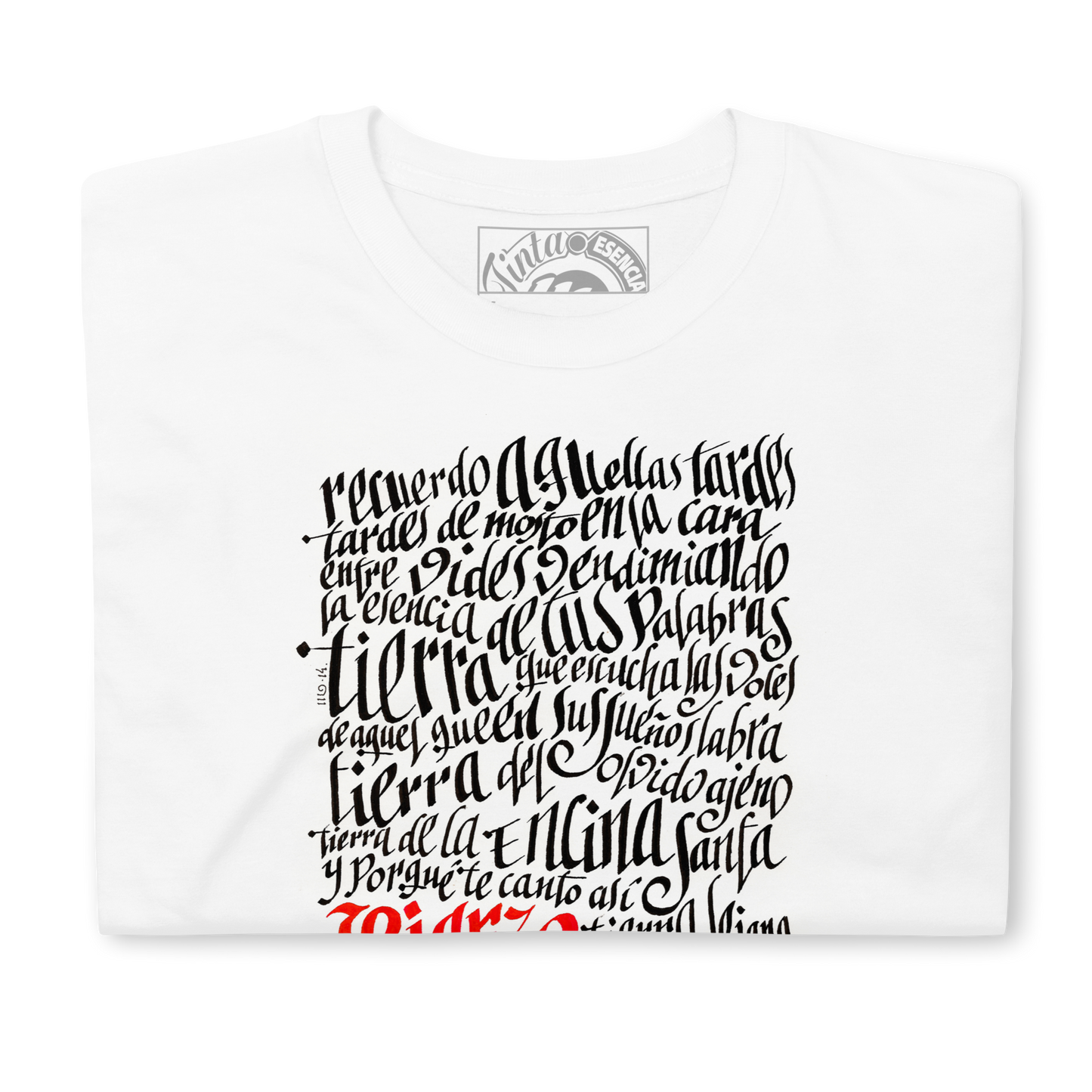 Letra de la canción de Miguel Guerrero : Bierzo tierra lejana. letras caligráficas, negras y palabra Bierzo en rojo, ilustradas en camiseta blanca de algodón.