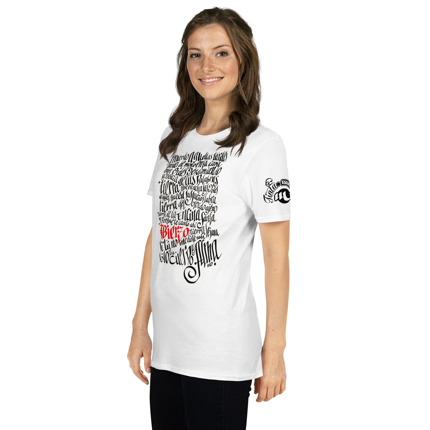 Letra de la canción de Miguel Guerrero : Bierzo tierra lejana. letras caligráficas, negras y palabra Bierzo en rojo, ilustradas en camiseta blanca de algodón.