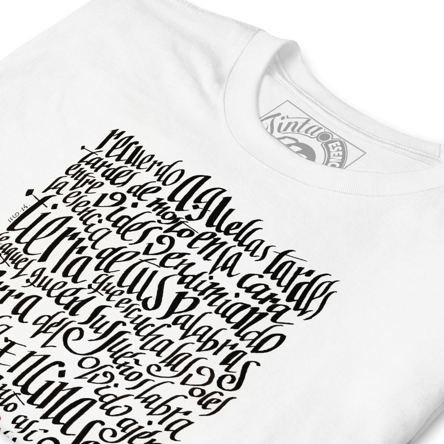 Letra de la canción de Miguel Guerrero : Bierzo tierra lejana. letras caligráficas, negras y palabra Bierzo en rojo, ilustradas en camiseta blanca de algodón.