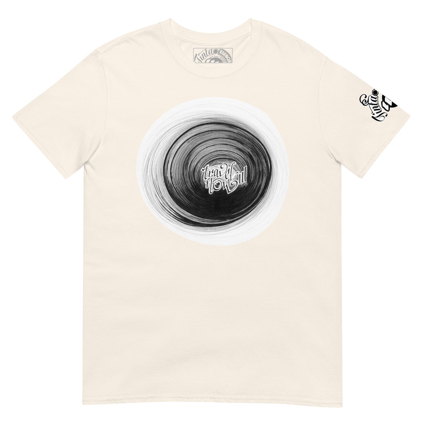 camiseta de algodón de color crea con impresión en blanco negro de ilustración c tinta de un agujero torbellino oscuro en el que se lee 'travel now'