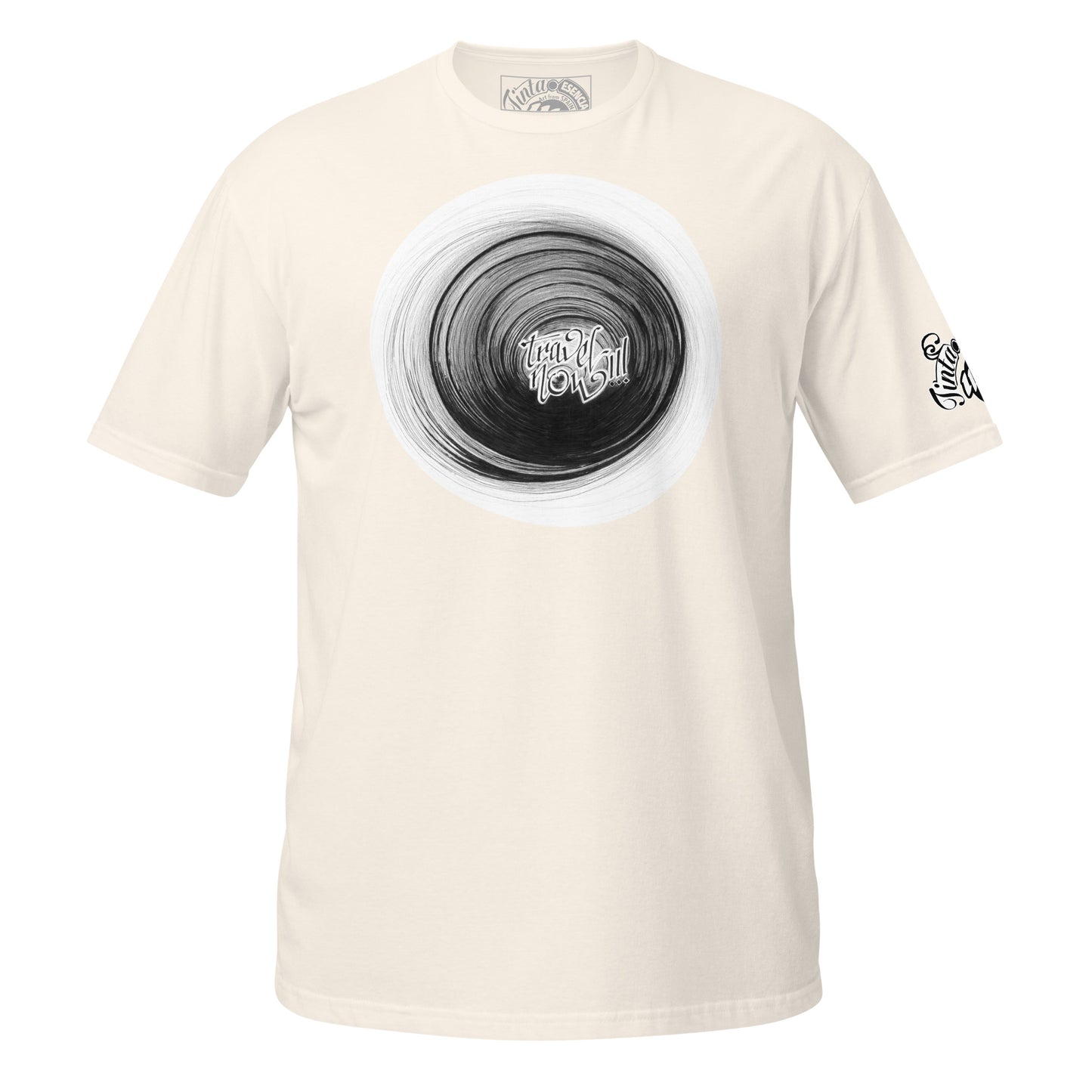 camiseta de algodón de color crea con impresión en blanco negro de ilustración c tinta de un agujero torbellino oscuro en el que se lee 'travel now'