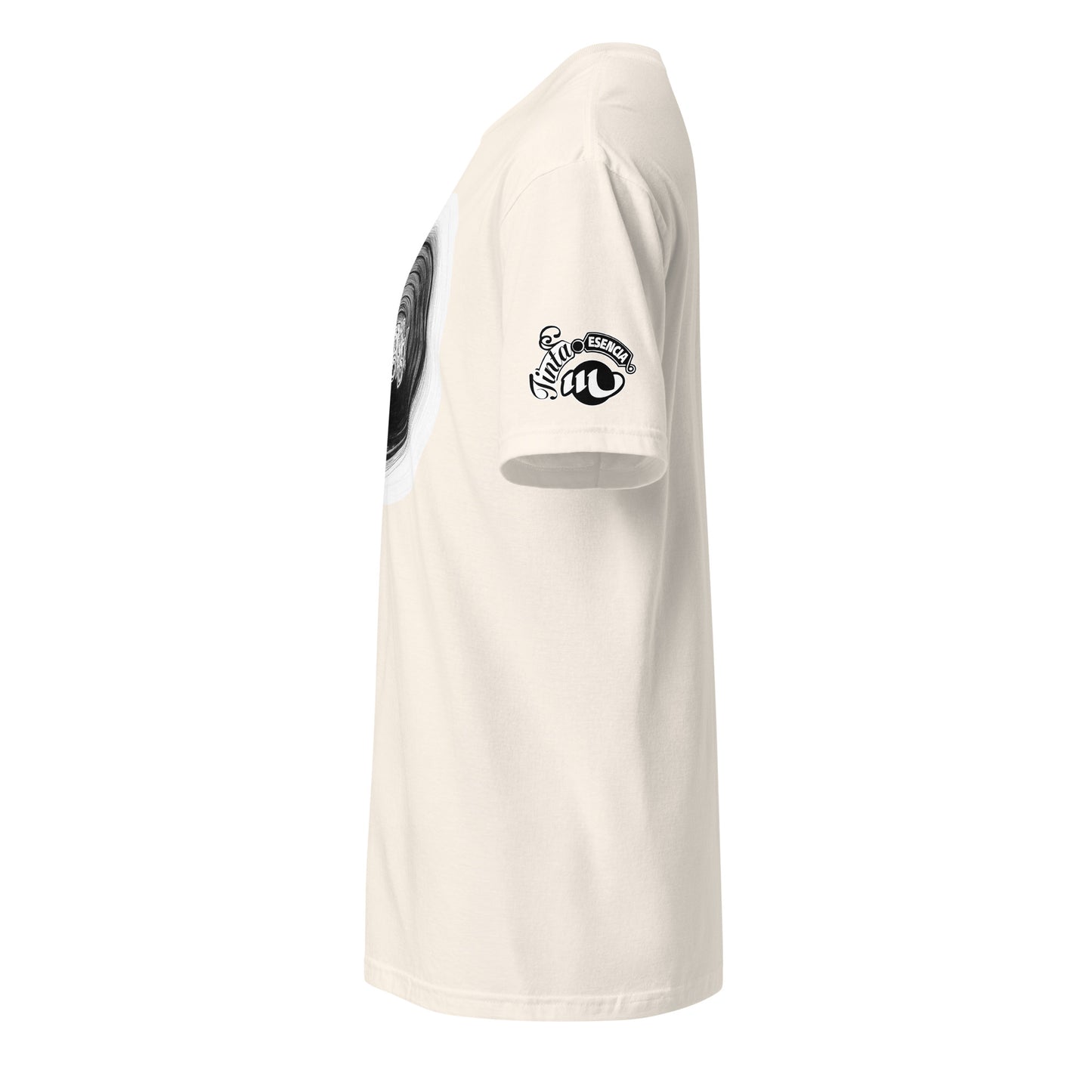 camiseta de algodón de color crea con impresión en blanco negro de ilustración c tinta de un agujero torbellino oscuro en el que se lee 'travel now'