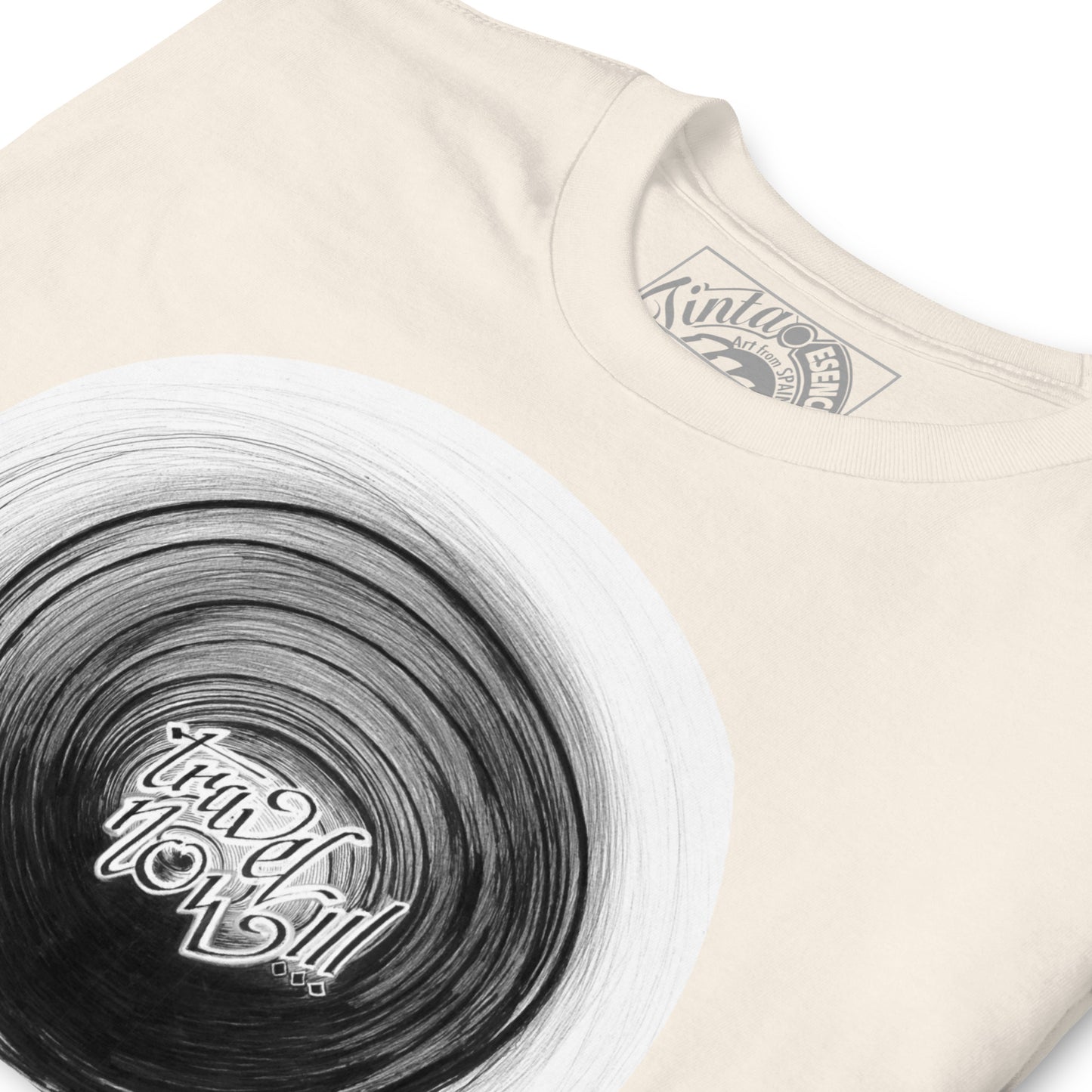 camiseta de algodón de color crea con impresión en blanco negro de ilustración c tinta de un agujero torbellino oscuro en el que se lee 'travel now'