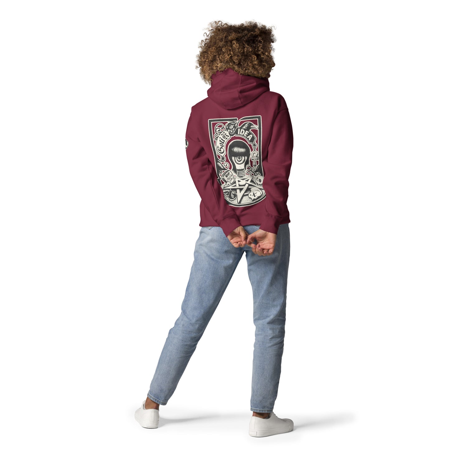mujer con sudadera con capucha color granate con ilustración a la espalda de bombilla gótica con cuervo y símbolos oscuros y la frase gotik idea