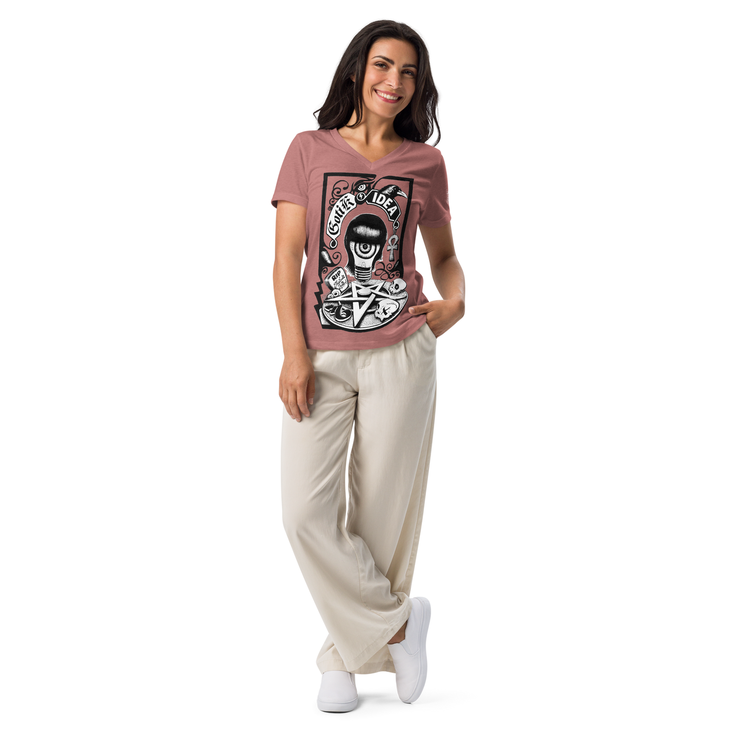 mujer morena con camiseta de Bombilla gótica con cuervo y símbolos oscuros sobre camiseta color teja rosada