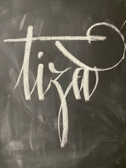 Palabra Tiza escrita a mano sobre pizarra con tiza caligrafía bellísima