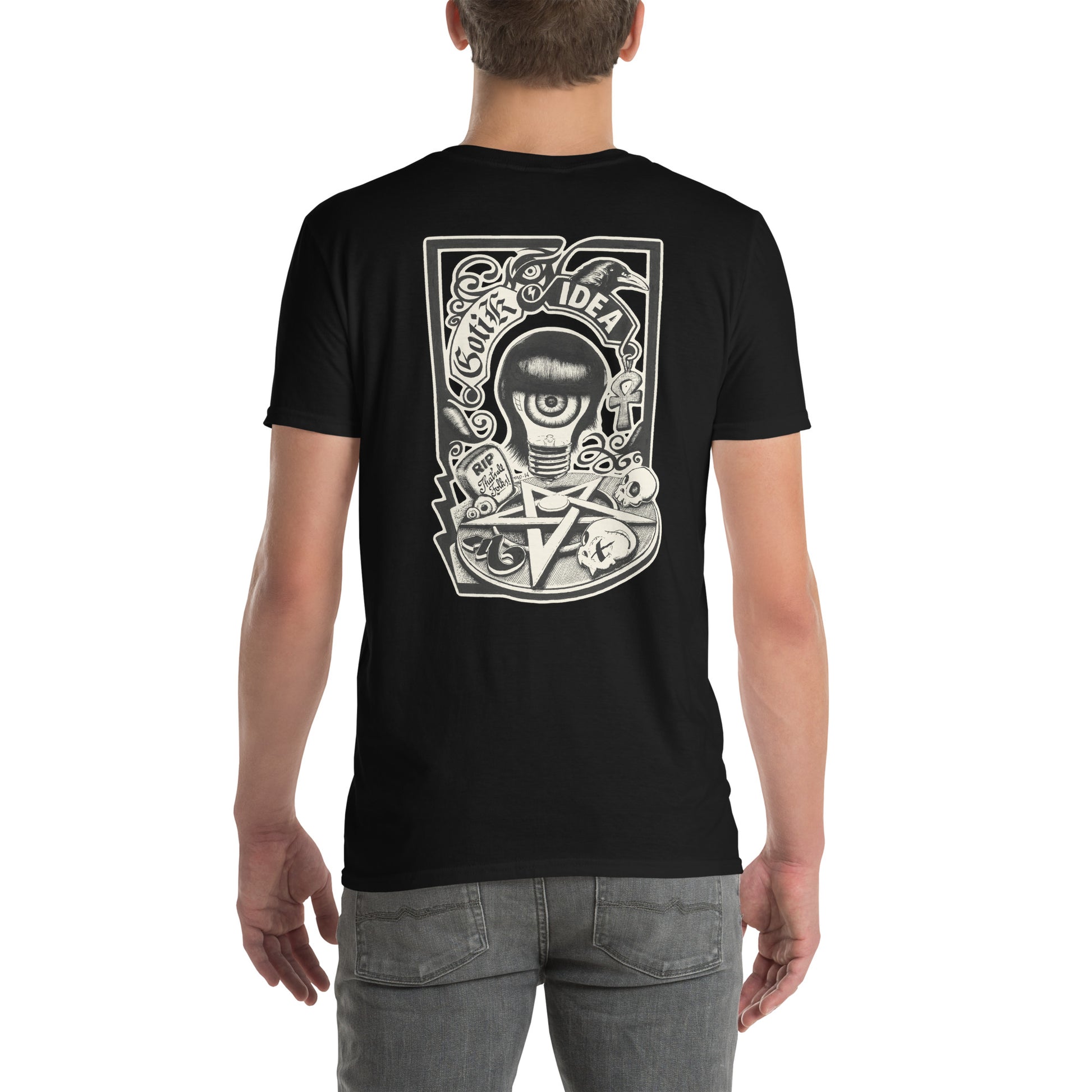 chico con camiseta color negro con ilustración a la espalda de bombilla gótica con cuervo y símbolos oscuros y la frase gotik idea