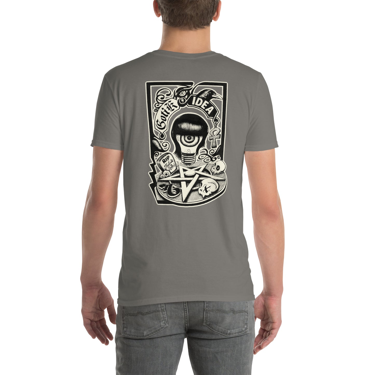 chico con camiseta color gris oscuro con ilustración a la espalda de bombilla gótica con cuervo y símbolos oscuros y la frase gotik idea