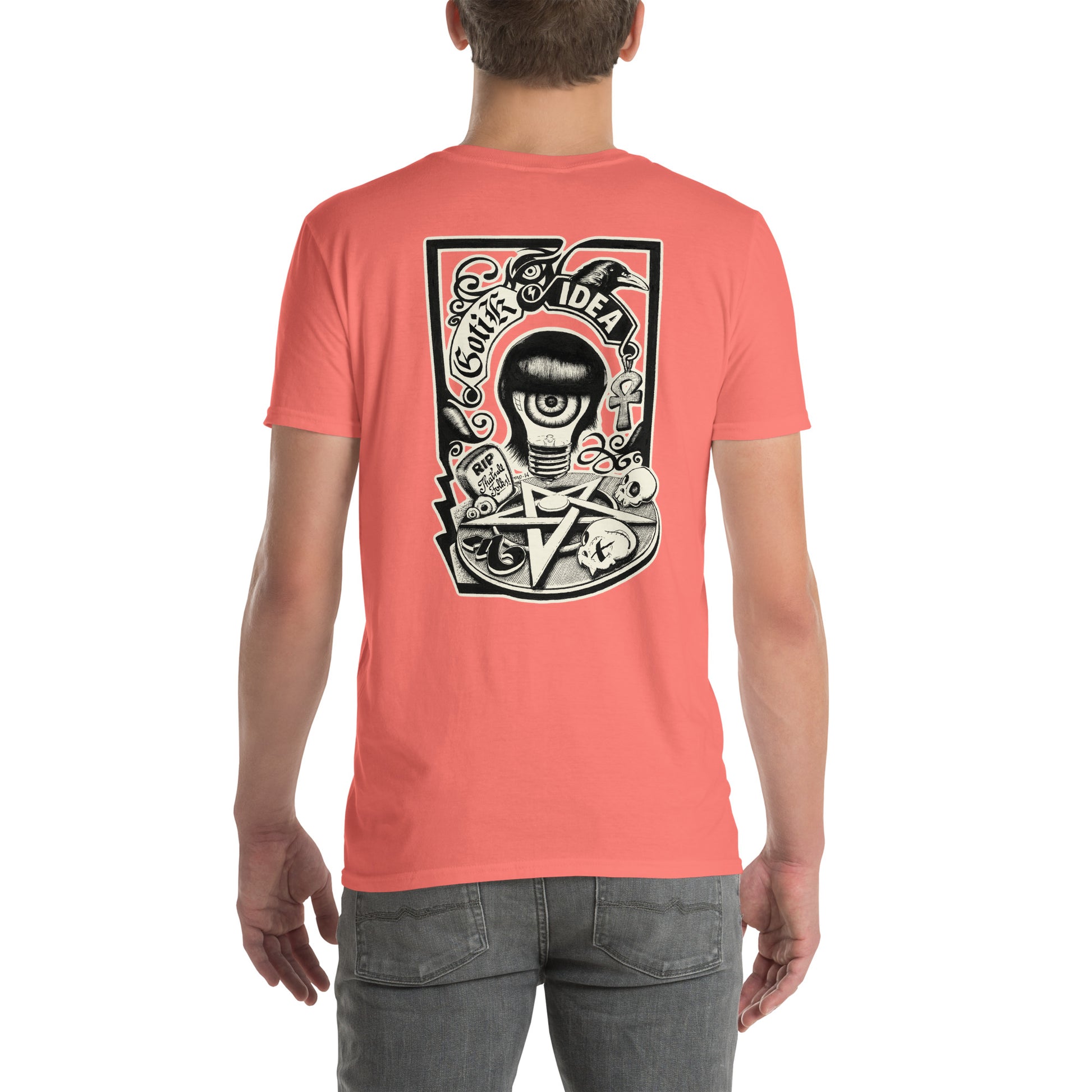 chico con camiseta color coral con ilustración a la espalda de bombilla gótica con cuervo y símbolos oscuros y la frase gotik idea