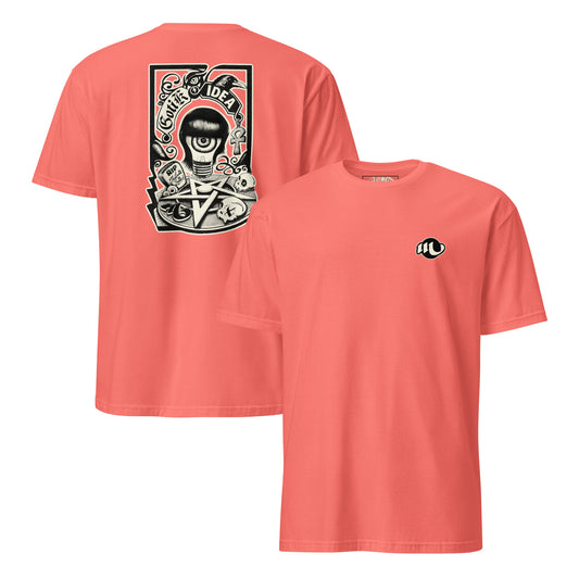 camiseta vista por los dos lados color coral con ilustración de bombilla gótica con cuervo y símbolos oscuros y la frase gotik idea