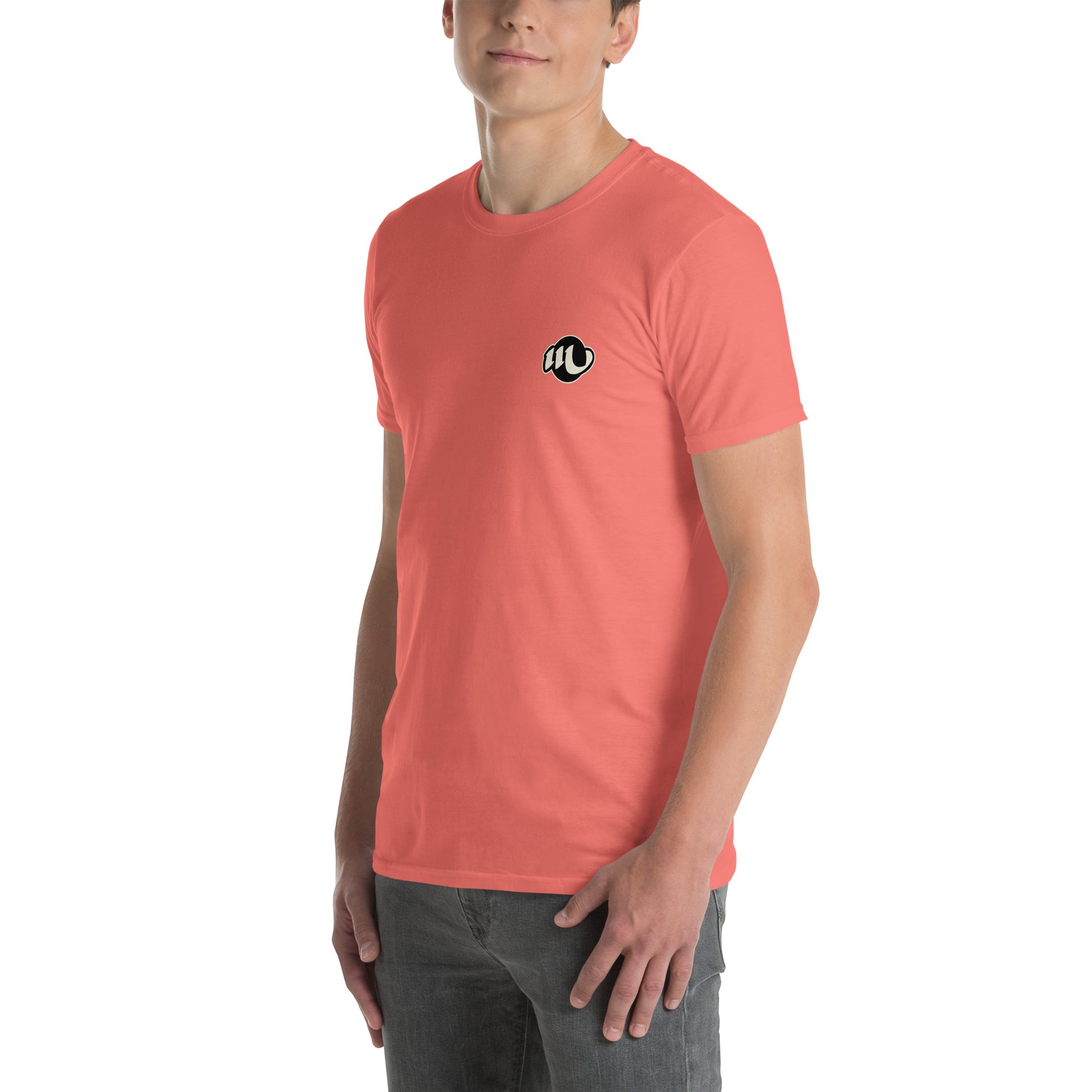 camiseta vista de frente color coral con logo de tinta esencia en el pecho