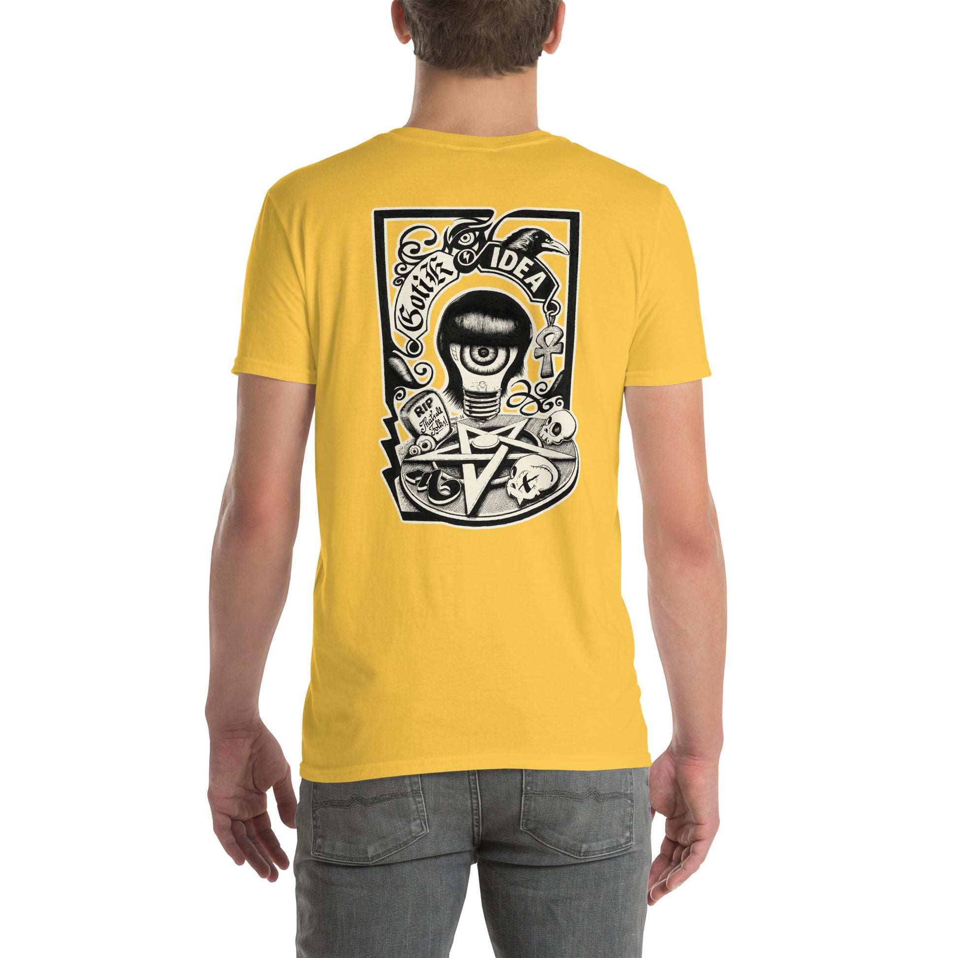 chico con camiseta color amarillo margarita con ilustración a la espalda de bombilla gótica con cuervo y símbolos oscuros y la frase gotik idea