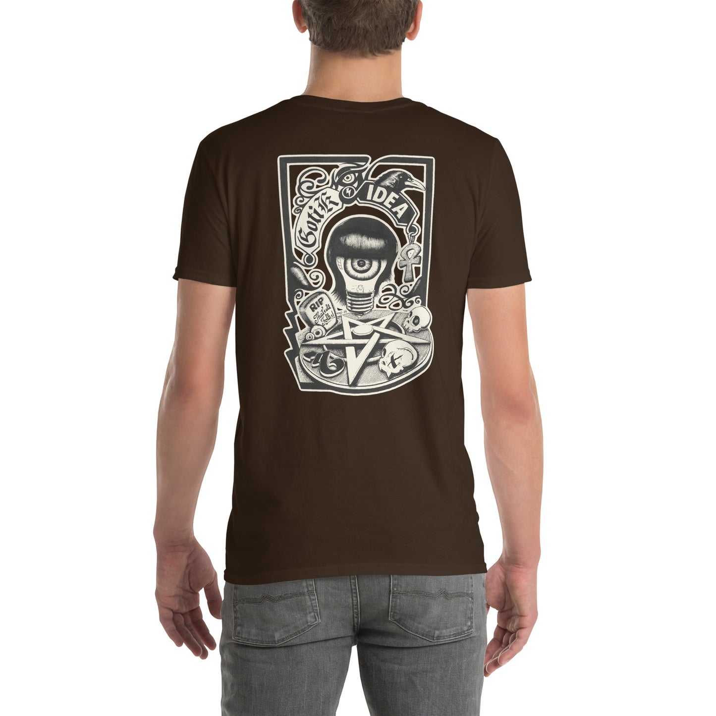 chico con camiseta color marrón con ilustración a la espalda de bombilla gótica con cuervo y símbolos oscuros y la frase gotik idea