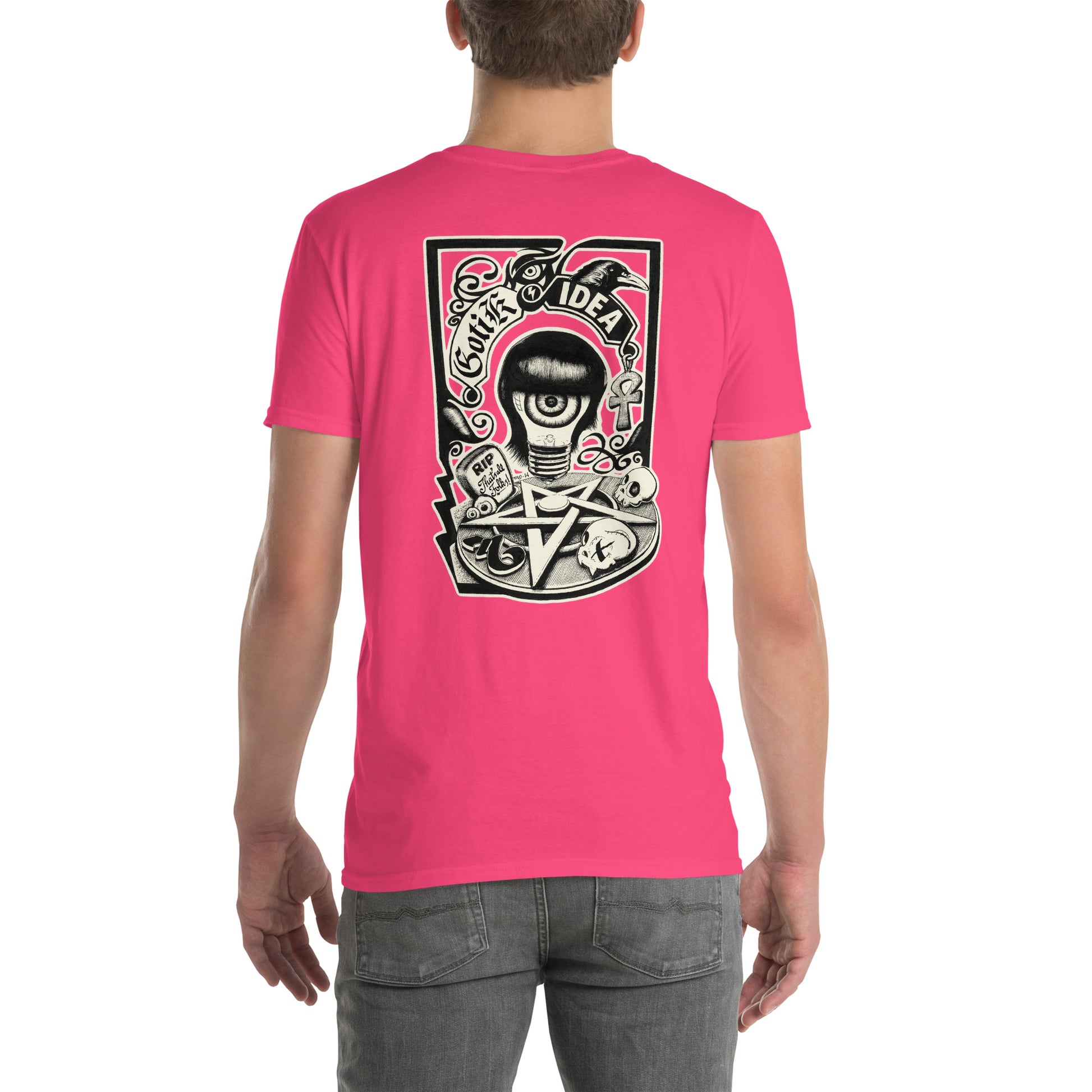 chico con camiseta color rosa heliconia con ilustración a la espalda de bombilla gótica con cuervo y símbolos oscuros y la frase gotik idea