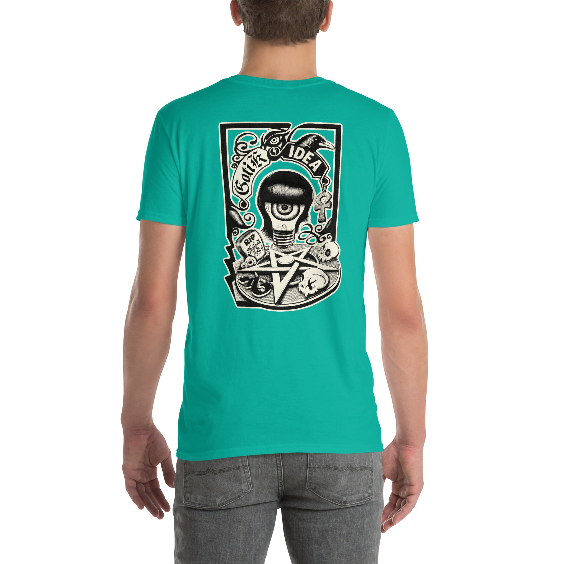 chico con camiseta color jade con ilustración a la espalda de bombilla gótica con cuervo y símbolos oscuros y la frase gotik idea