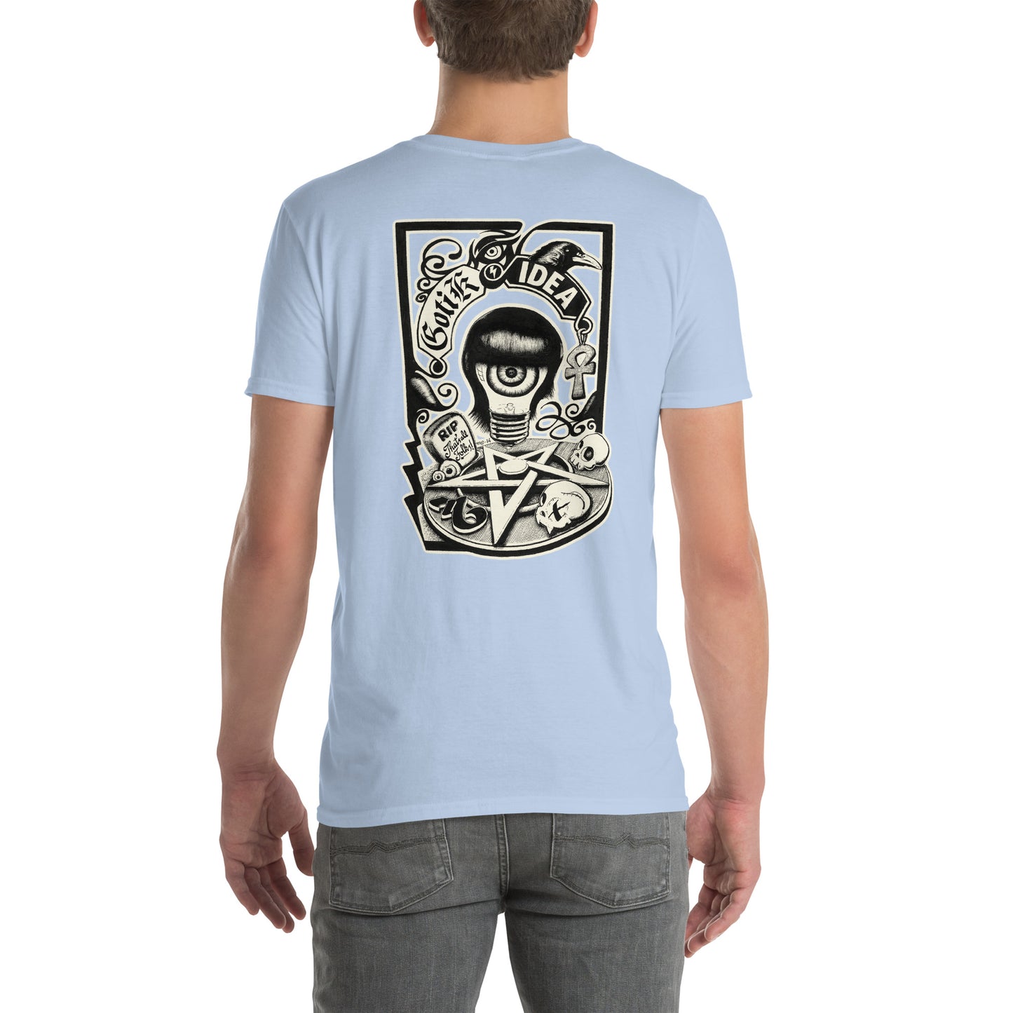 chico con camiseta color azul claro con ilustración a la espalda de bombilla gótica con cuervo y símbolos oscuros y la frase gotik idea