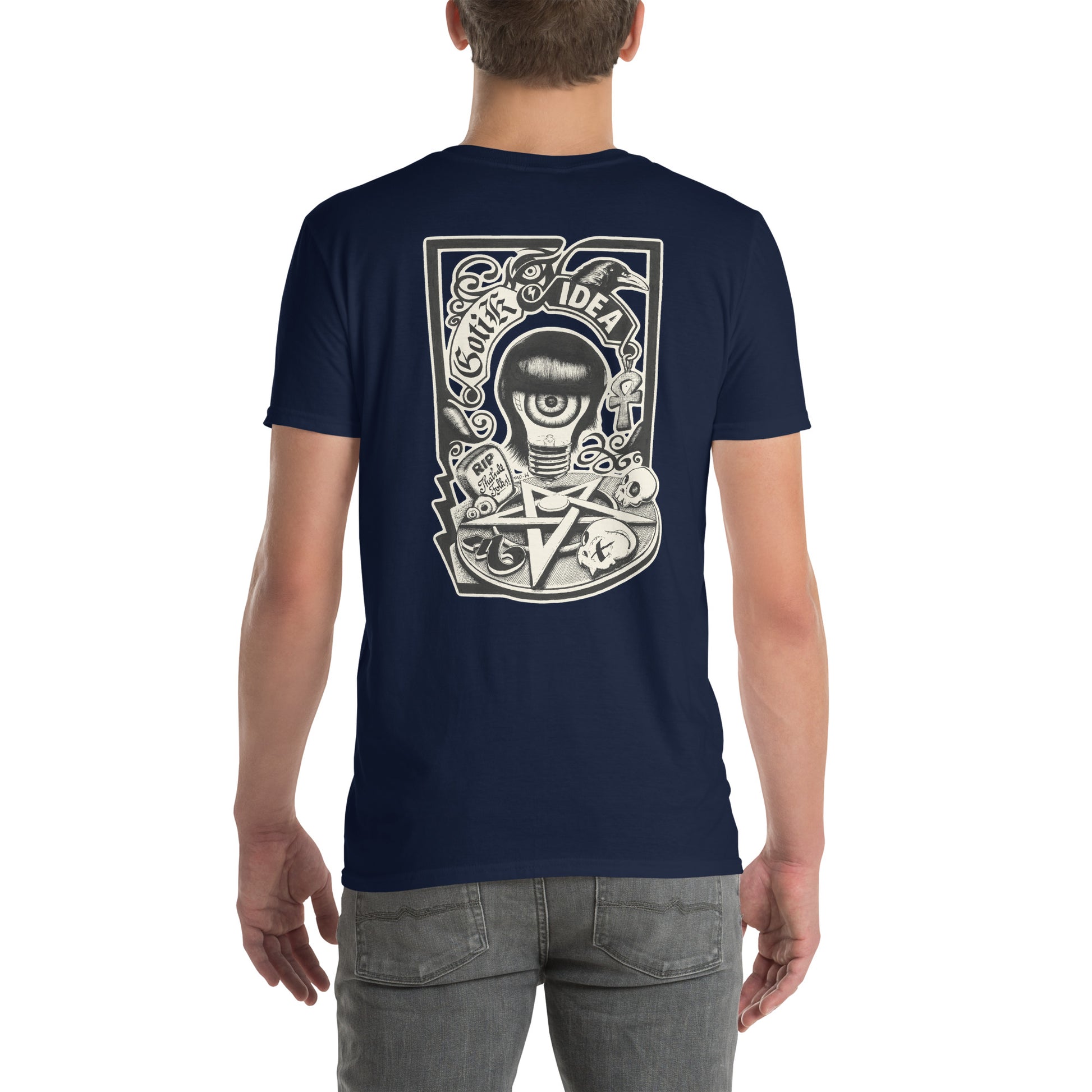 chico con camiseta color azul marino con ilustración a la espalda de bombilla gótica con cuervo y símbolos oscuros y la frase gotik idea