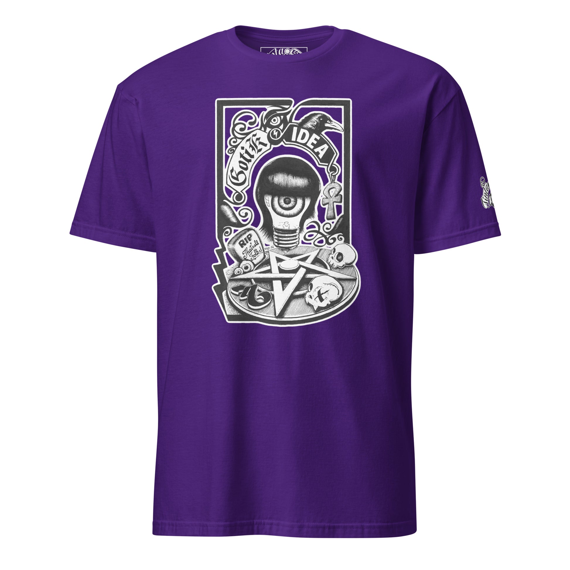 Bombilla gótica con cuervo y símbolos oscuros sobre camiseta color púrpura